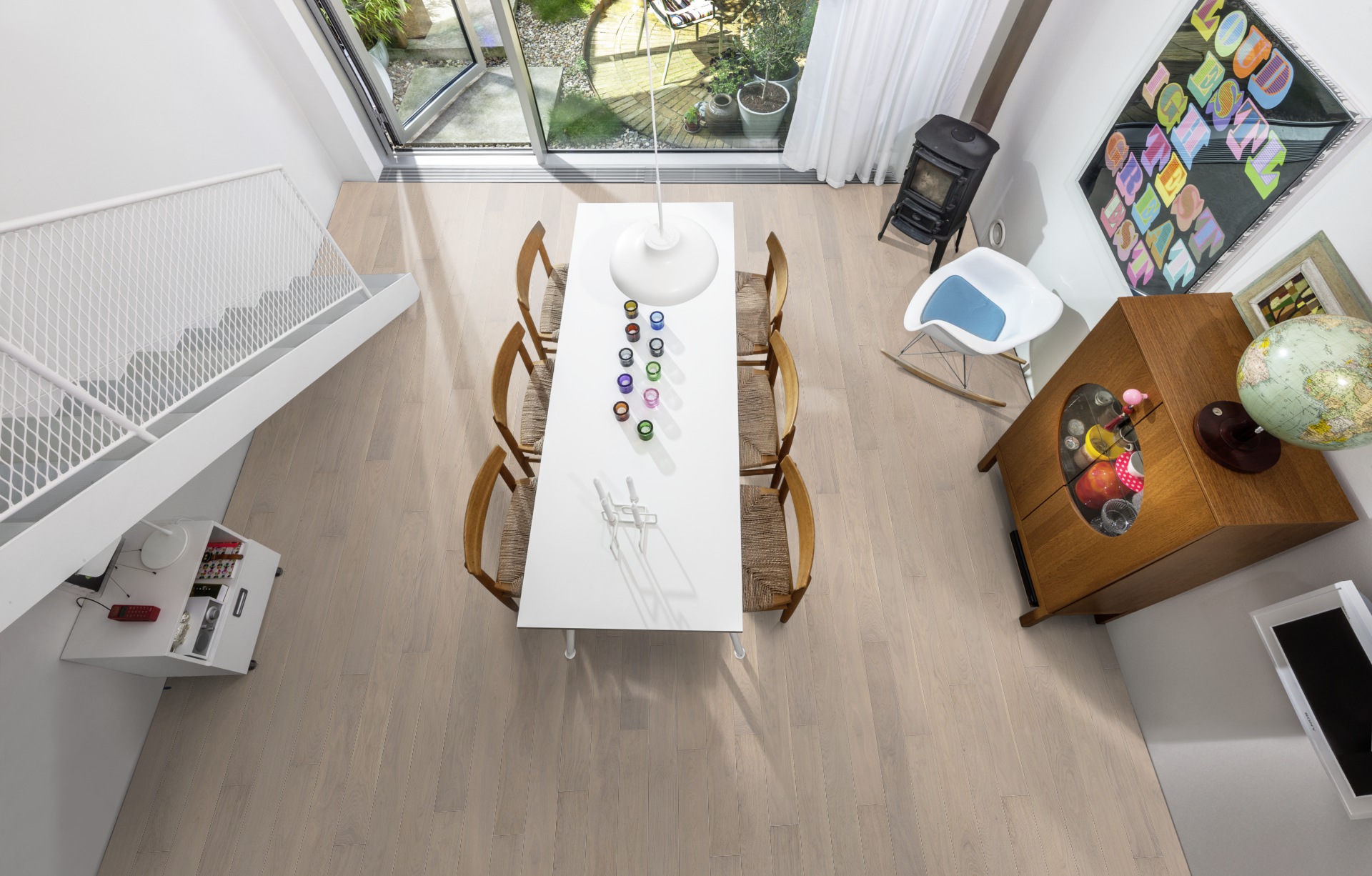 Глянцевая паркетная доска Kahrs Дуб Жемчуг Pearl 2420×187×15 фото в интерьере Глянцевая паркетная доска Kahrs Дуб Жемчуг Pearl 2420×187×15 фото в интерьере