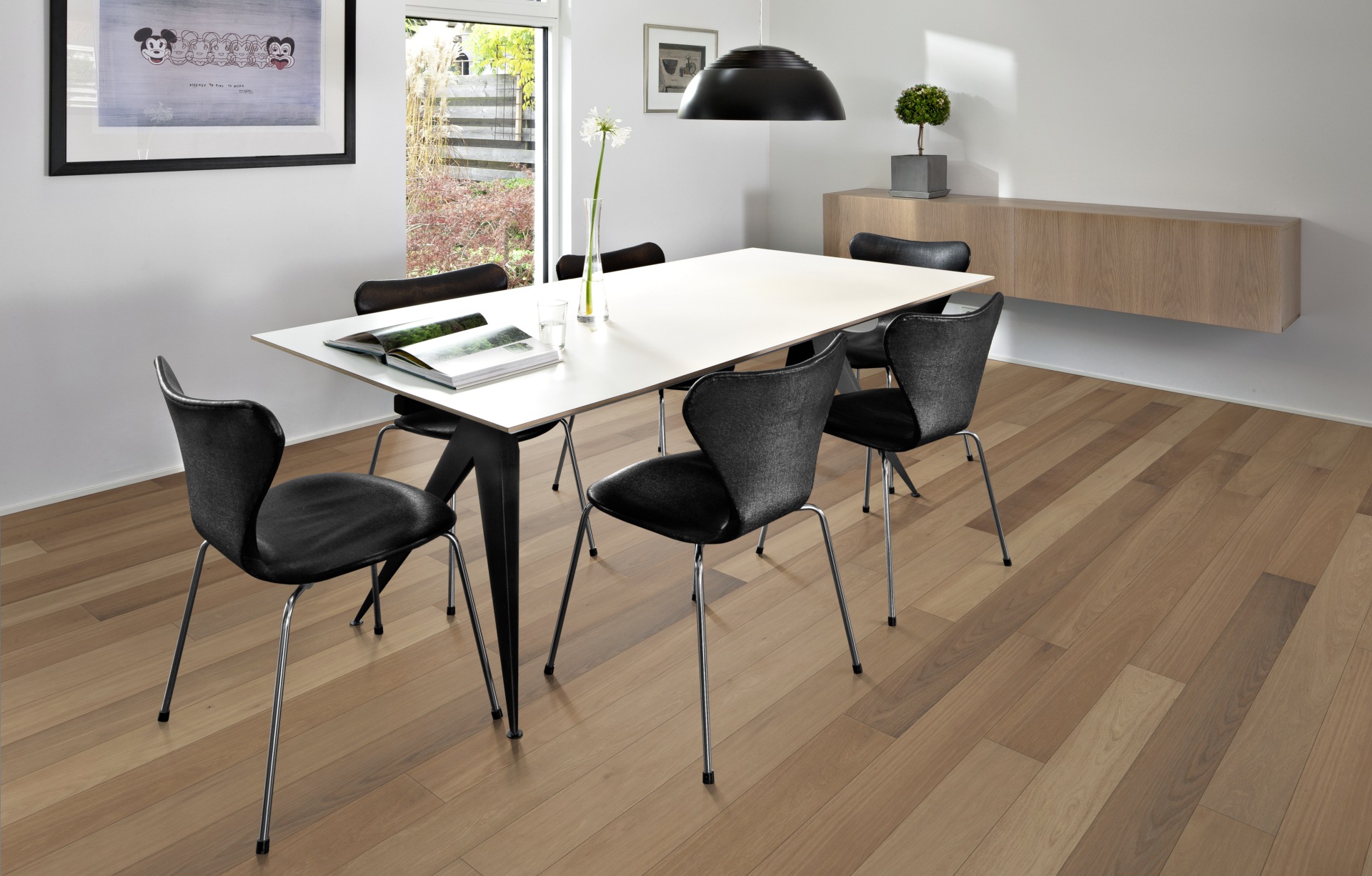 Глянцевая паркетная доска Kahrs Дуб Дым костра Fumoir 1800×130×15 фото в интерьере Глянцевая паркетная доска Kahrs Дуб Дым костра Fumoir 1800×130×15 фото в интерьере