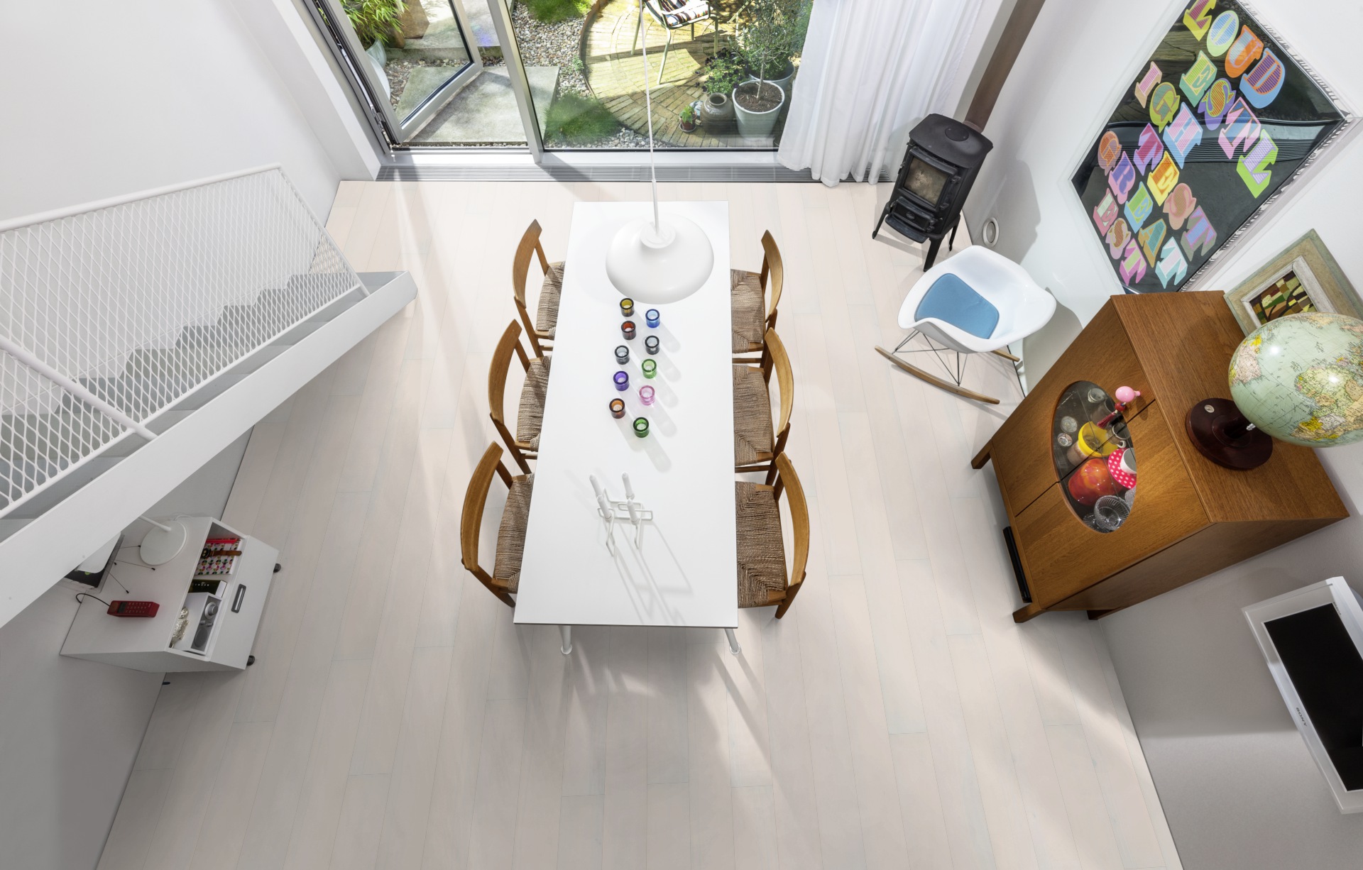 Белая глянцевая паркетная доска Kahrs Бук Белое Сияние Opaque 2100×187×15 фото в интерьере Белая глянцевая паркетная доска Kahrs Бук Белое Сияние Opaque 2100×187×15 фото в интерьере