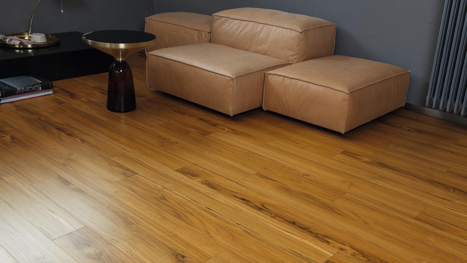 Паркетная доска Kaindl Тик Моназ TP0AN0 LM 1383×159×8,5 фото в интерьере