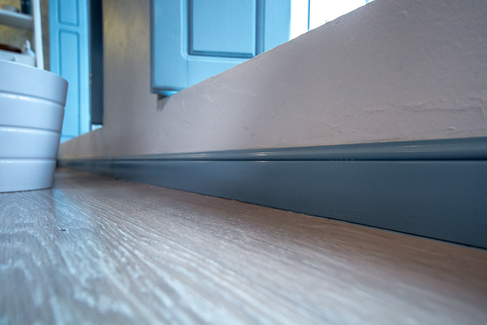 Плинтус под покраску Orac Decor Select SX165 2000×69×11 фото в интерьере