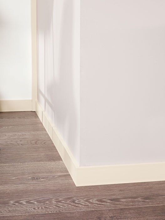 Плинтус под покраску Orac Decor Select SX157 2000×66×13 фото в интерьере