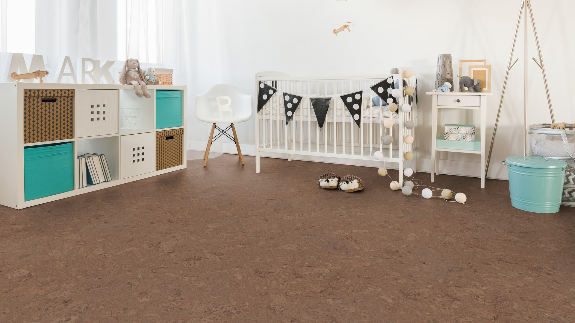 Пробковый пол замковый Wicanders Personality Tea P810002 905×295×10,5 фото в интерьере