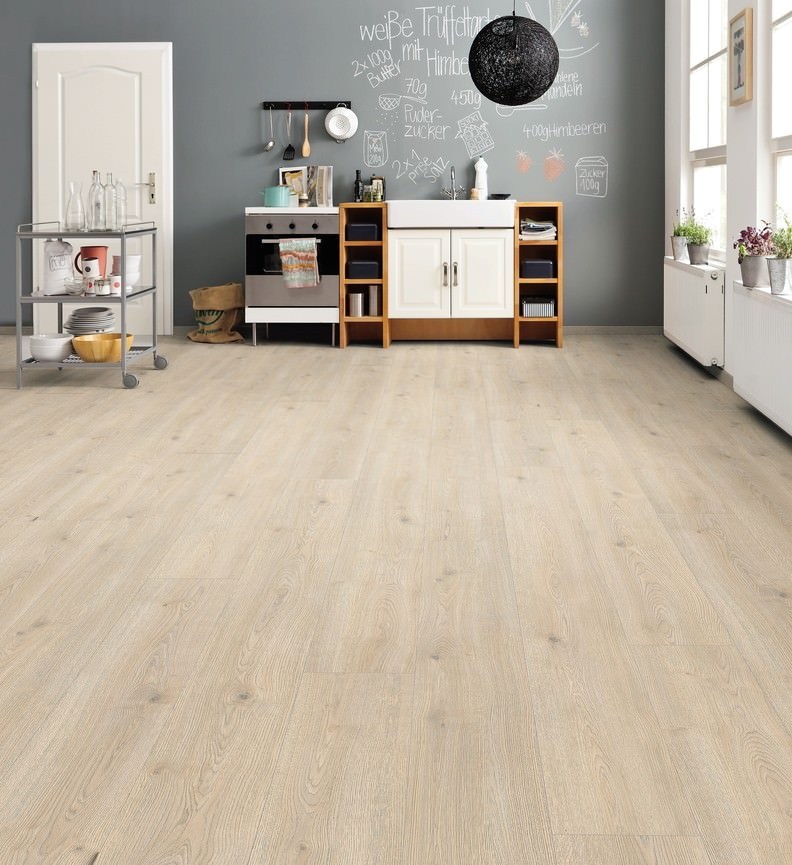 Ламинат Haro Tritty 100 Gran Via 4V Дуб Контура Каменно-серый 531917 2200×243×8 фото в интерьере