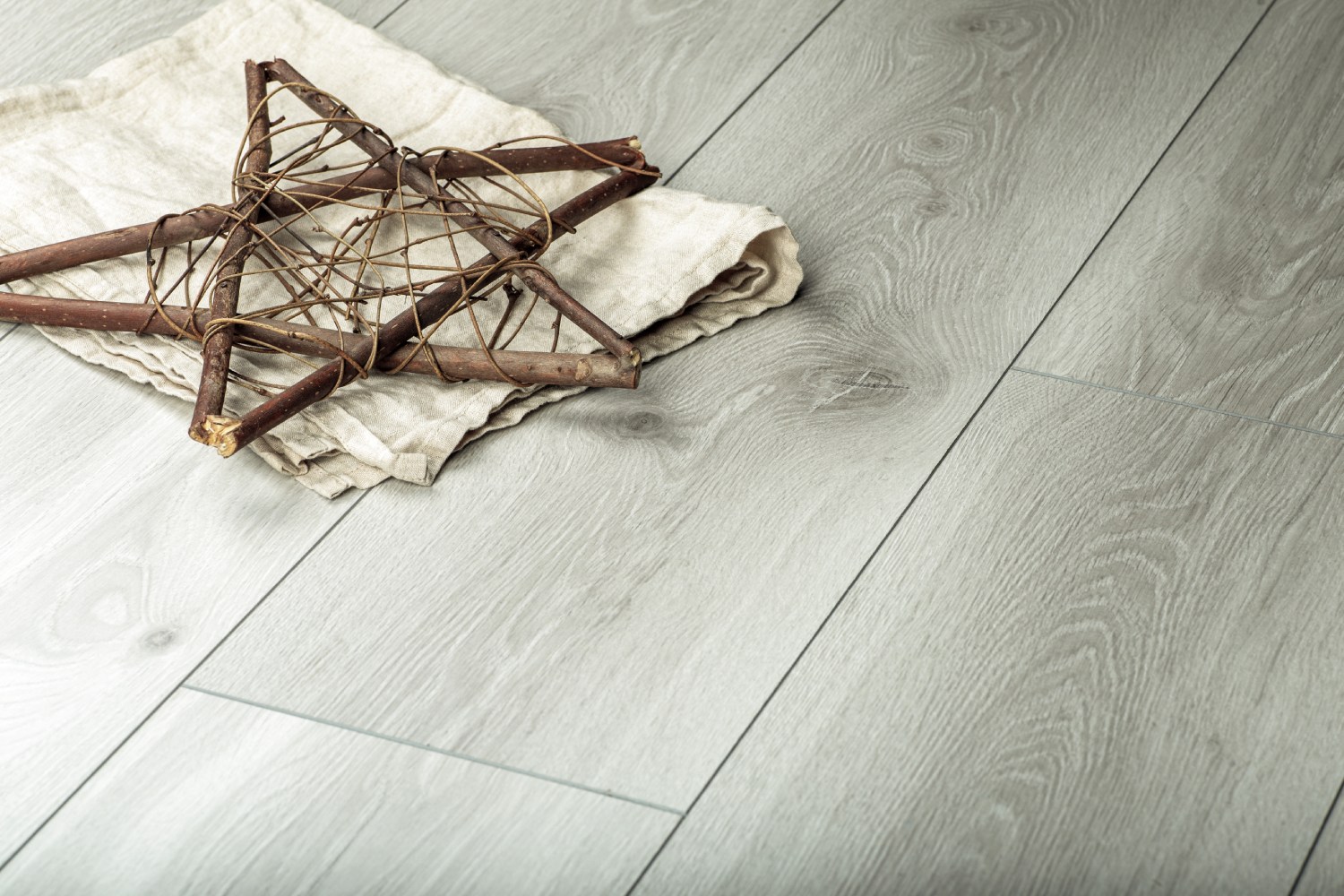 Ламинат Alsafloor Osmoze Chene grise Дуб Серый 448 1286×192×8 фото в интерьере Ламинат Alsafloor Osmoze Chene grise Дуб Серый 448 1286×192×8 фото в интерьере