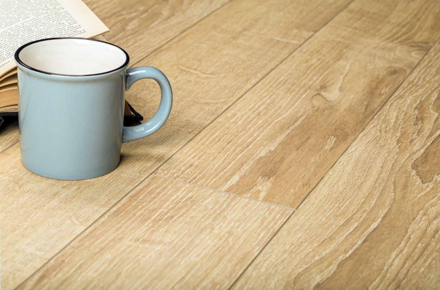 Ламинат Alsafloor Solid Medium Дуб Канарский 621 1286×122×12 фото в интерьере Ламинат Alsafloor Solid Medium Дуб Канарский 621 1286×122×12 фото в интерьере