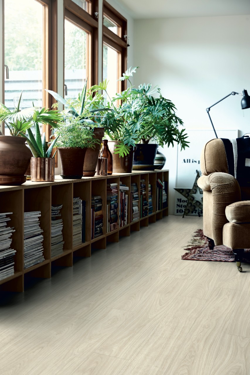 Кварцвиниловая плитка Pergo замковая Classic Plank Premium Click Дуб Нордик Белый V2107-40020 1251×187×4,5 фото в интерьере