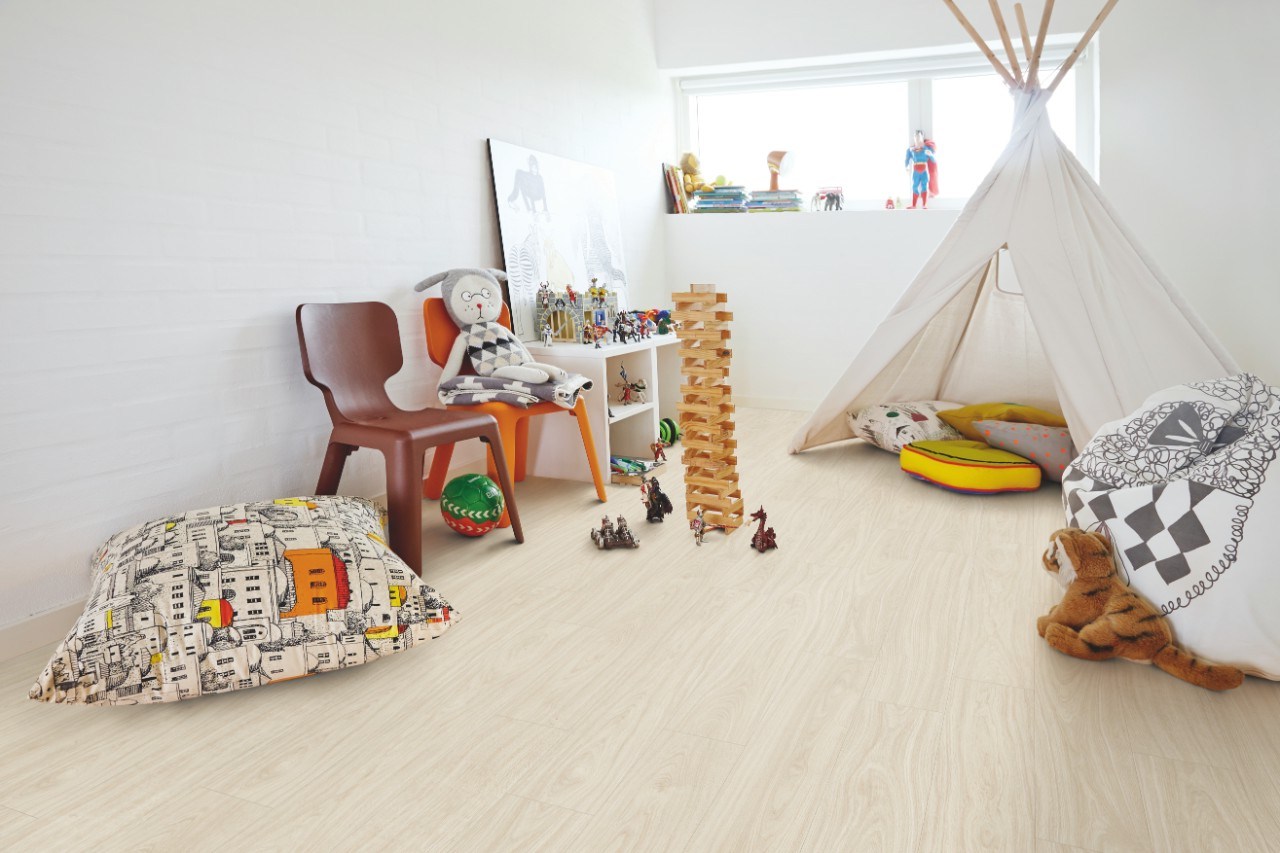 Кварцвиниловая плитка Pergo замковая Classic Plank Premium Click Дуб Нордик Белый V2107-40020 1251×187×4,5 фото в интерьере Кварцвиниловая плитка Pergo замковая Classic Plank Premium Click Дуб Нордик Белый V2107-40020 1251×187×4,5 фото в интерьере