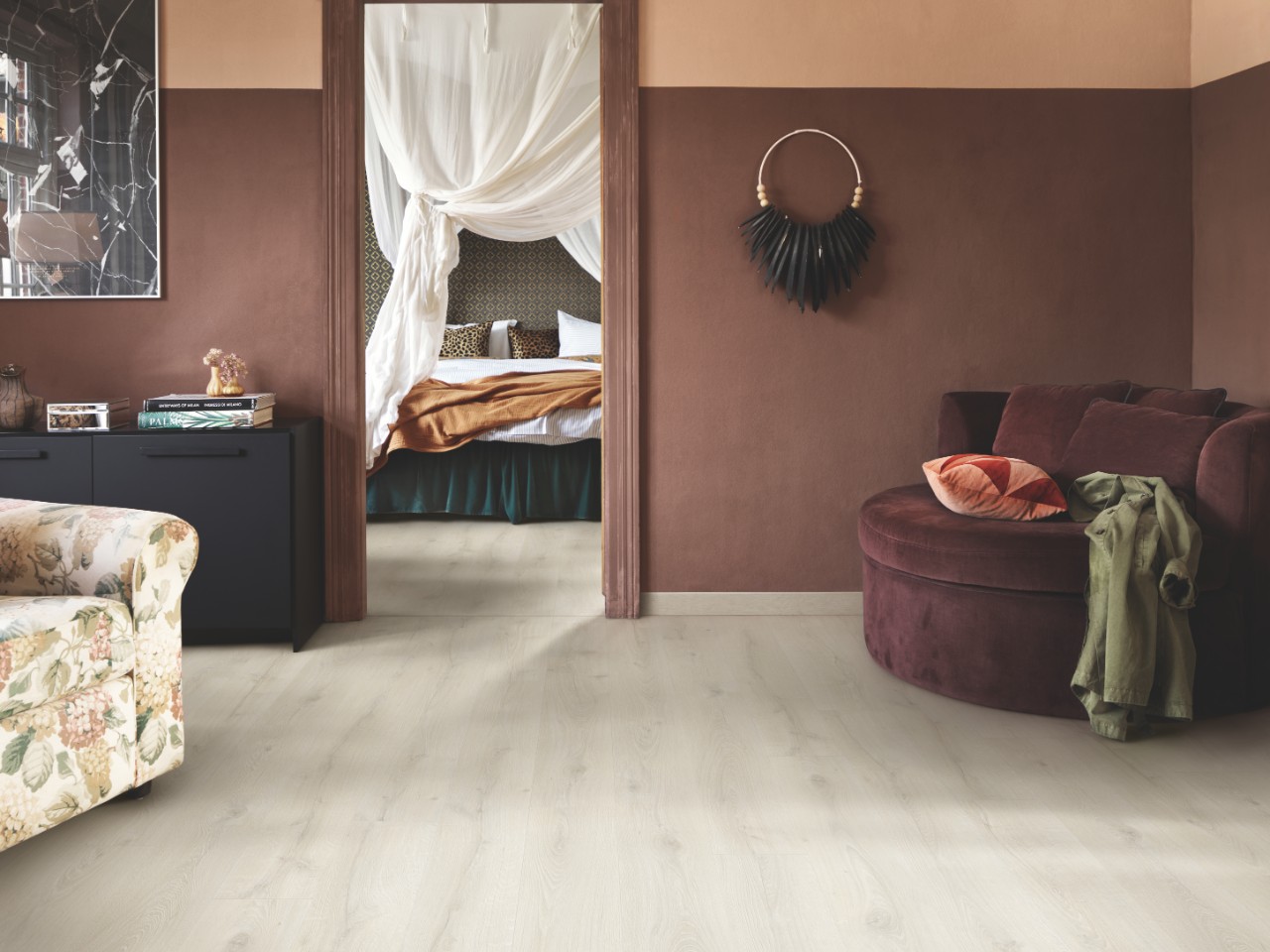 Кварцвиниловая плитка Pergo замковая Classic Plank Premium Click Дуб Горный Светлый V2107-40163 1251×187×4,5 фото в интерьере Кварцвиниловая плитка Pergo замковая Classic Plank Premium Click Дуб Горный Светлый V2107-40163 1251×187×4,5 фото в интерьере