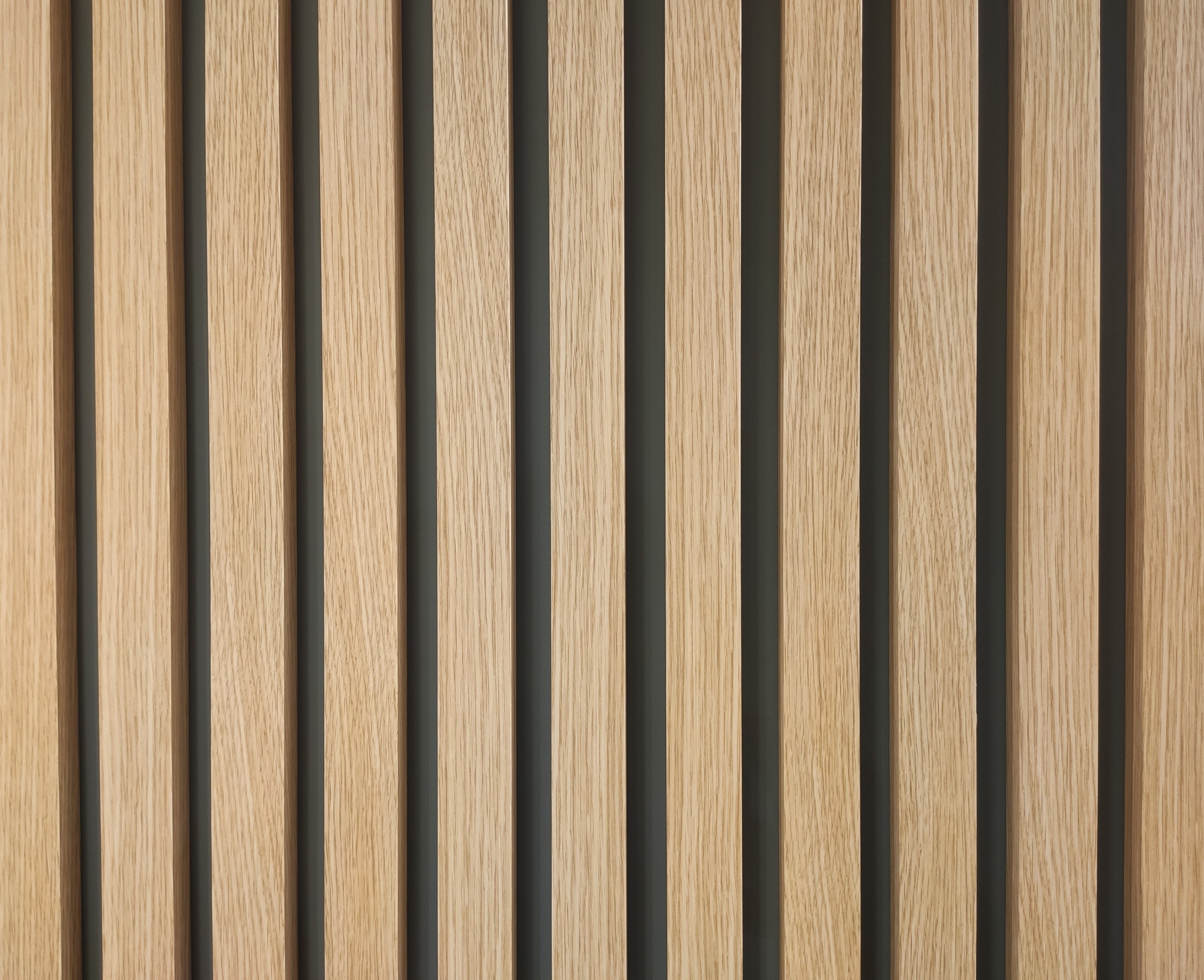 Рейка декоративная Modern Decor ламинированная 052 2750×40×22 фото в интерьере