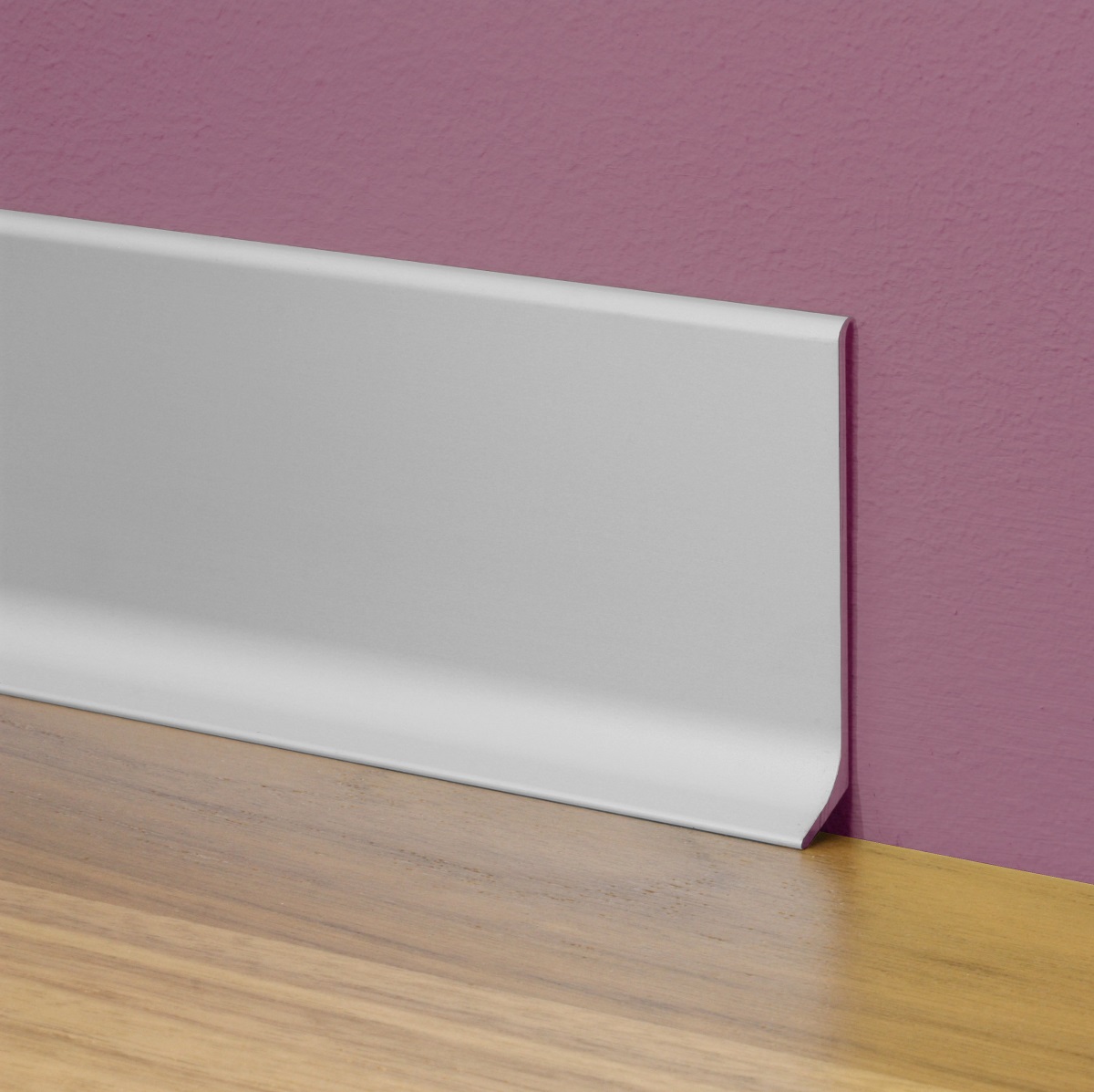 Плинтус алюминиевый Profilpas 90/8SF серебро 78130 2000×80×10 фото в интерьере