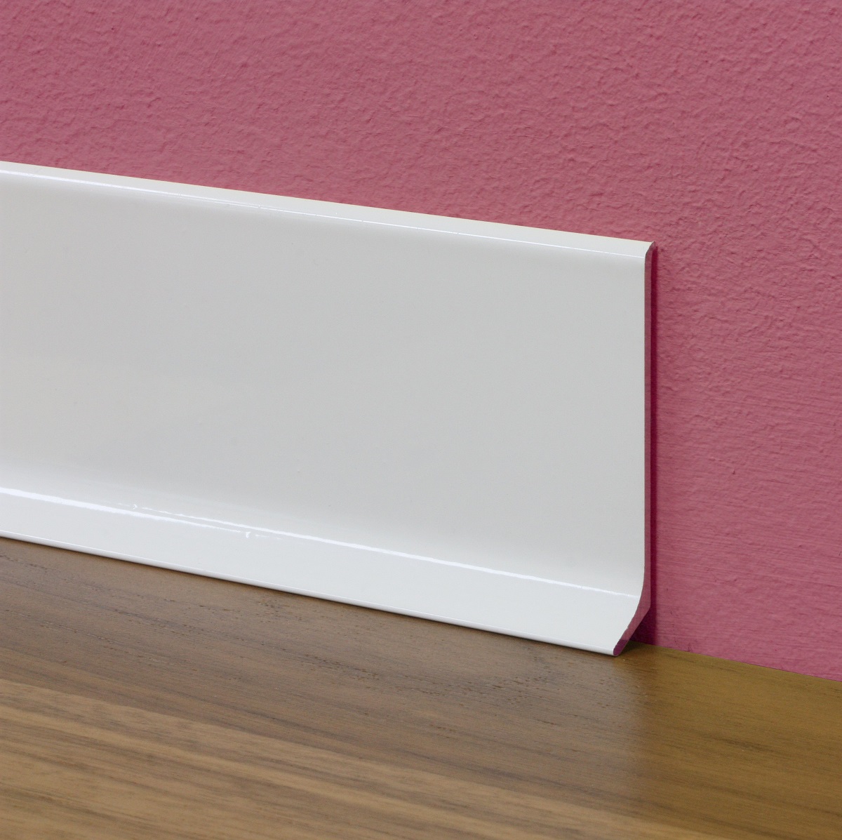 Плинтус алюминиевый крашеный Profilpas 90/6SF белый глянцевый 78112 2000×60×10 фото в интерьере