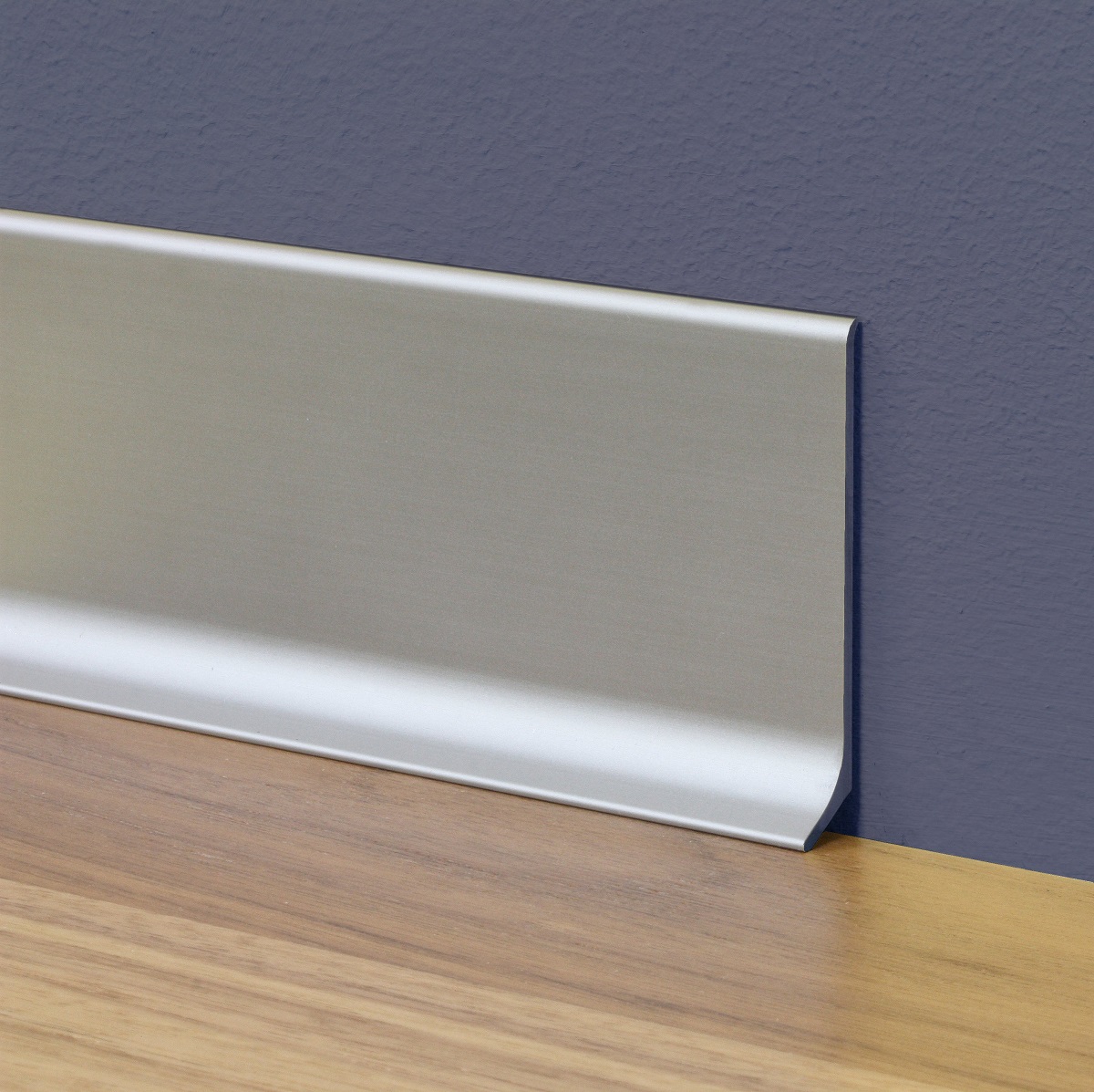 Плинтус алюминиевый Profilpas 90/6SF титан 78103 2000×60×10 фото в интерьере