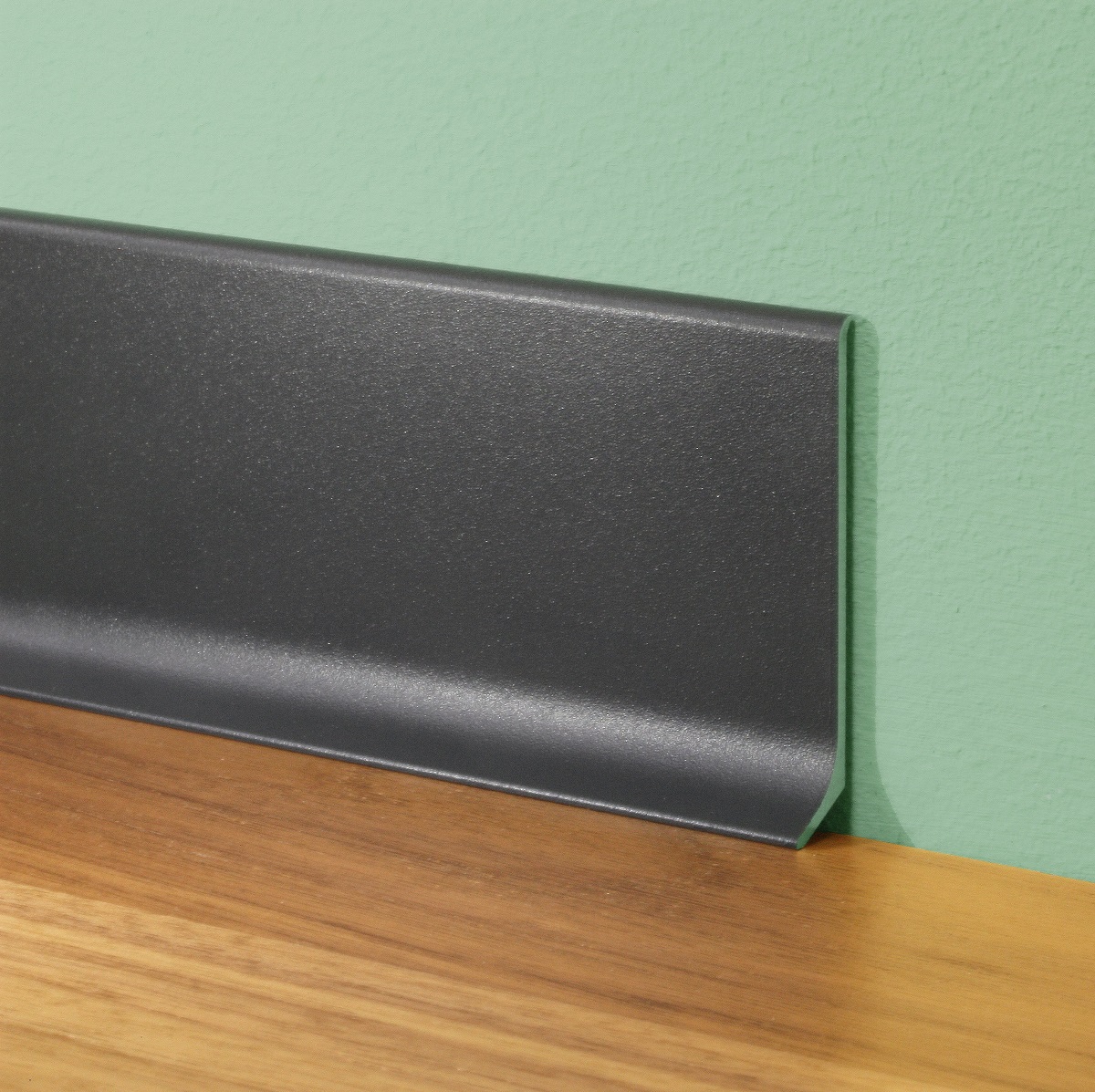 Плинтус алюминиевый крашеный Profilpas 90/6SF серый антрацит 78118 2000×60×10 фото в интерьере