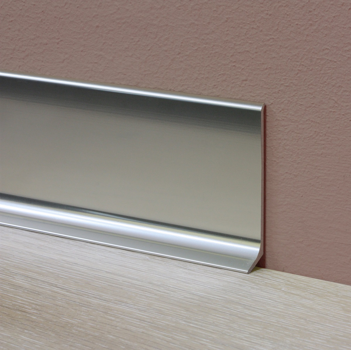 Плинтус алюминиевый Profilpas 90/6TSF глянцевый титан 78111 2000×60×10 фото в интерьере