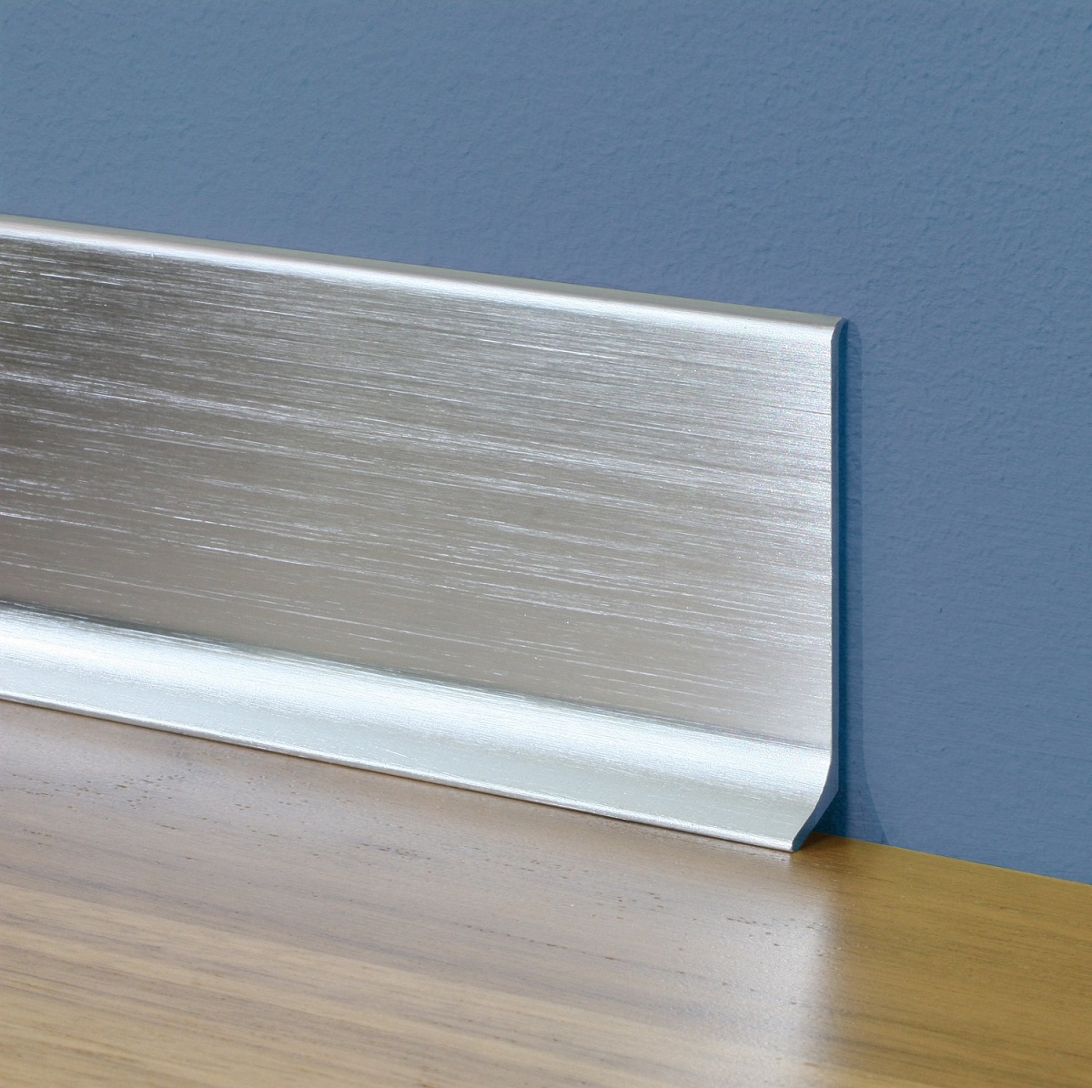 Плинтус алюминиевый Profilpas 90/8SSF сатинированный серебро 78133 2000×80×10 фото в интерьере