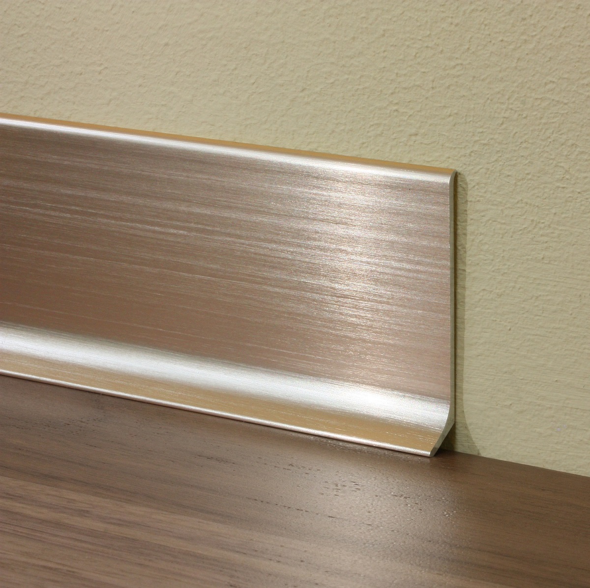 Плинтус алюминиевый Profilpas 90/6SSF сатинированный золото 78107 2000×60×10 фото в интерьере