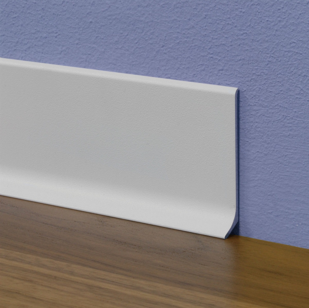 Плинтус алюминиевый крашеный Profilpas 90/6SF белый ST матовый 78094 2000×60×10 фото в интерьере