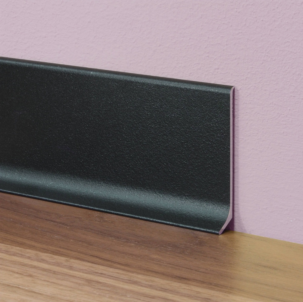 Плинтус алюминиевый крашеный Profilpas 90/6SF черный ST матовый 78099 2000×60×10 фото в интерьере