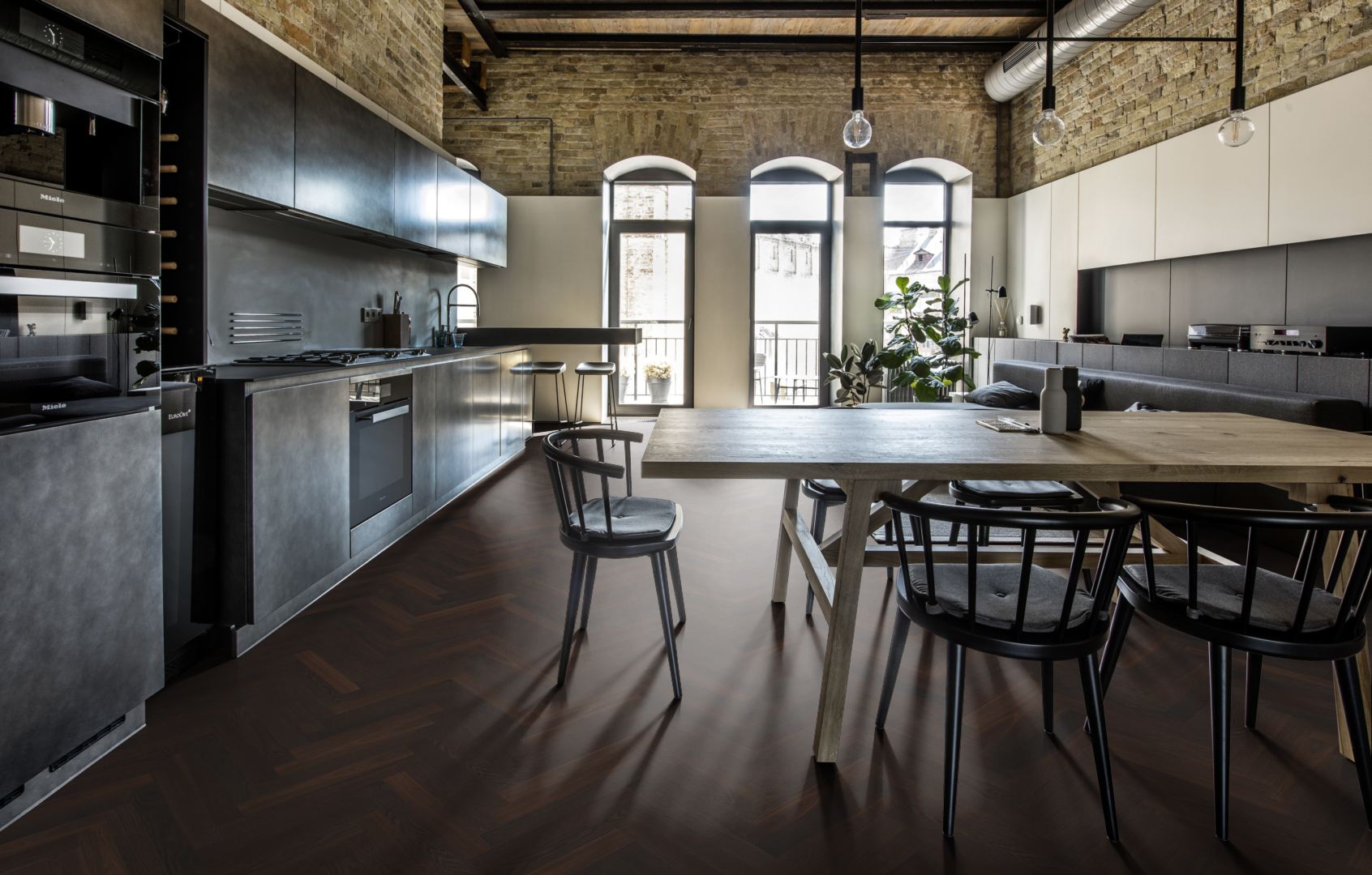 Инженерная доска Kahrs Студио Дуб AB копченый под маслом Smoked Oak AB oiled HB 111PABEKFCKE050 Calm венгерская елка 490×70×11 фото в интерьере