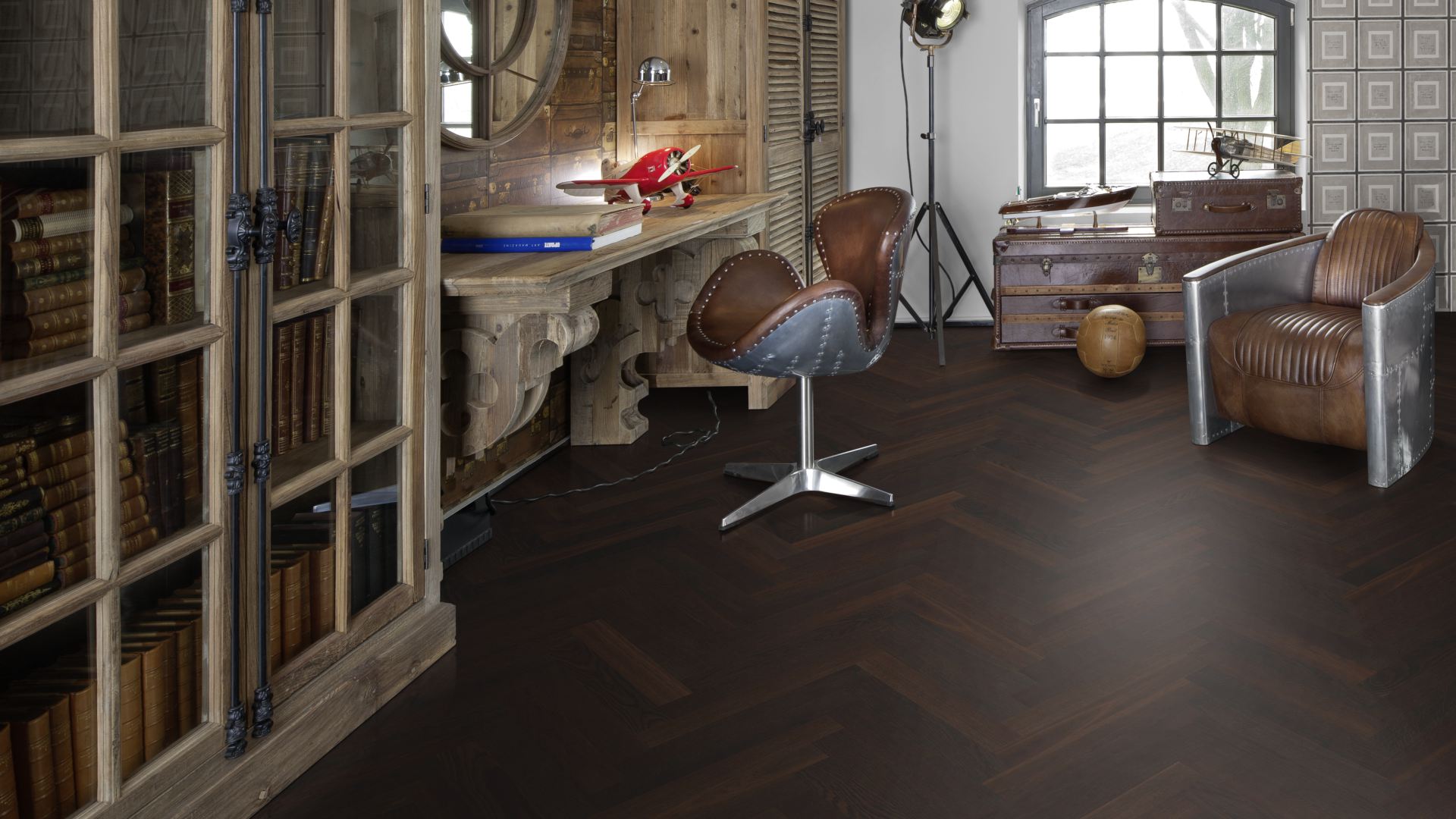 Инженерная доска Kahrs Студио Дуб AB копченый под маслом Smoked Oak AB oiled HB 111PABEKFCKE050 Calm венгерская елка 490×70×11 фото в интерьере