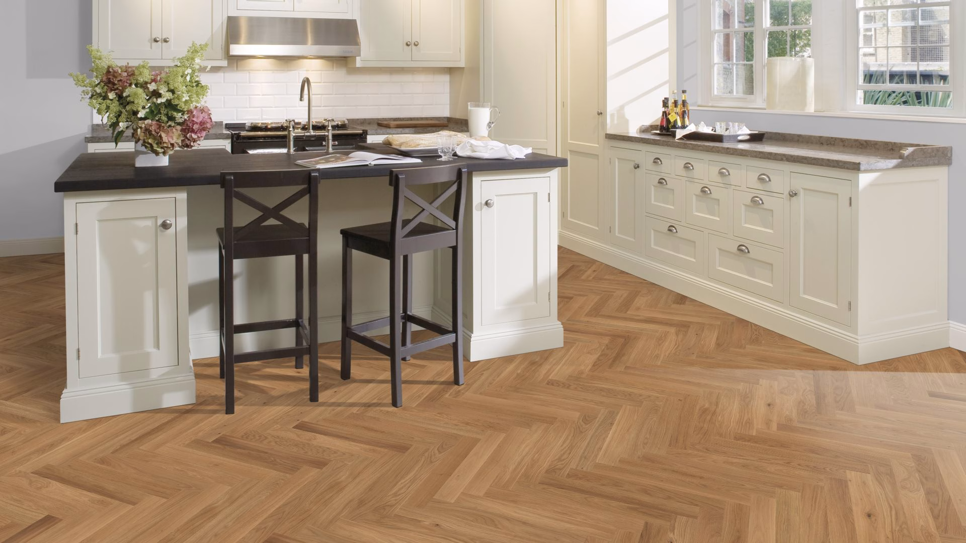Инженерная доска Kahrs Студио Дуб CD под маслом Oak CD natural oiled HB 111PCDEKF0KH050 Lively венгерская елка 490×70×11 фото в интерьере