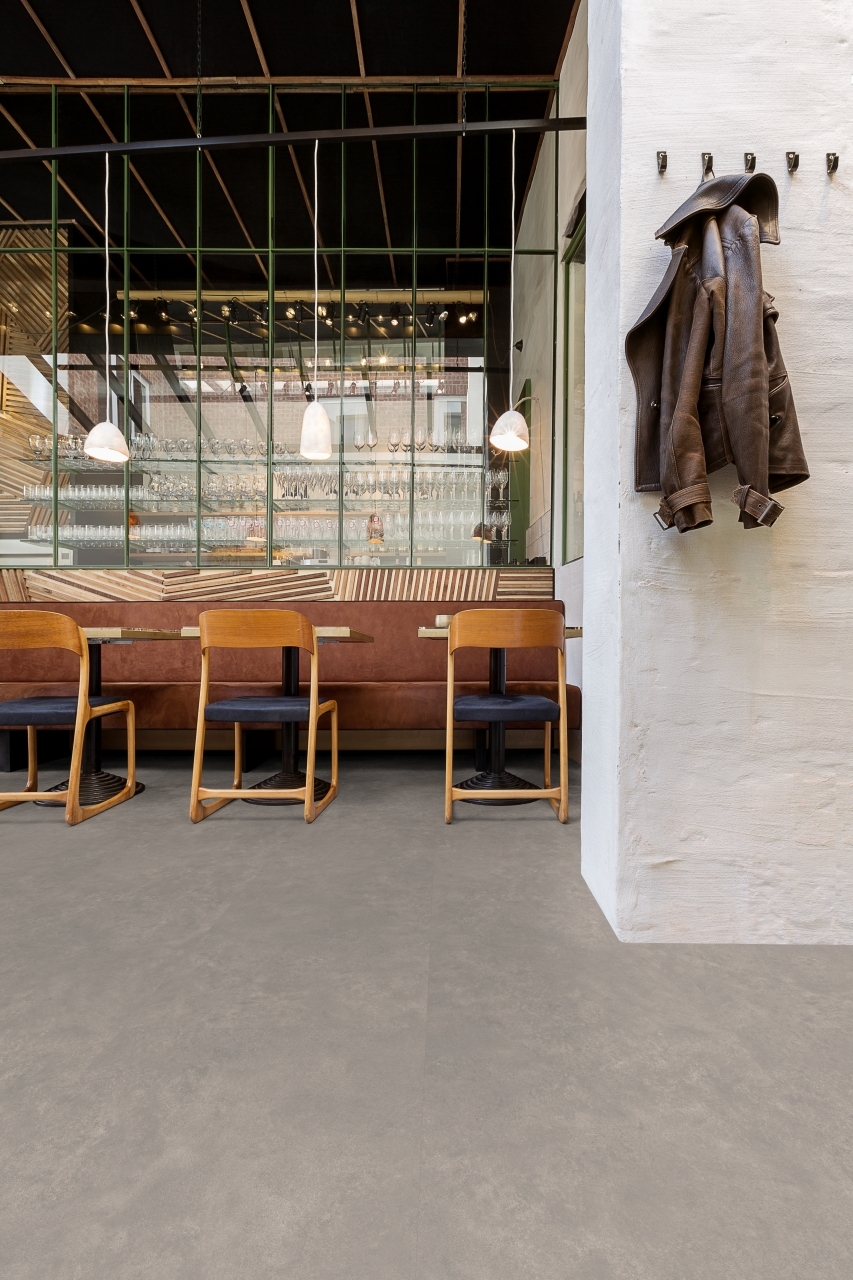 Кварцвиниловая плитка Design Floors клеевая Matrix Ceramic 4968 500×500×5 фото в интерьере