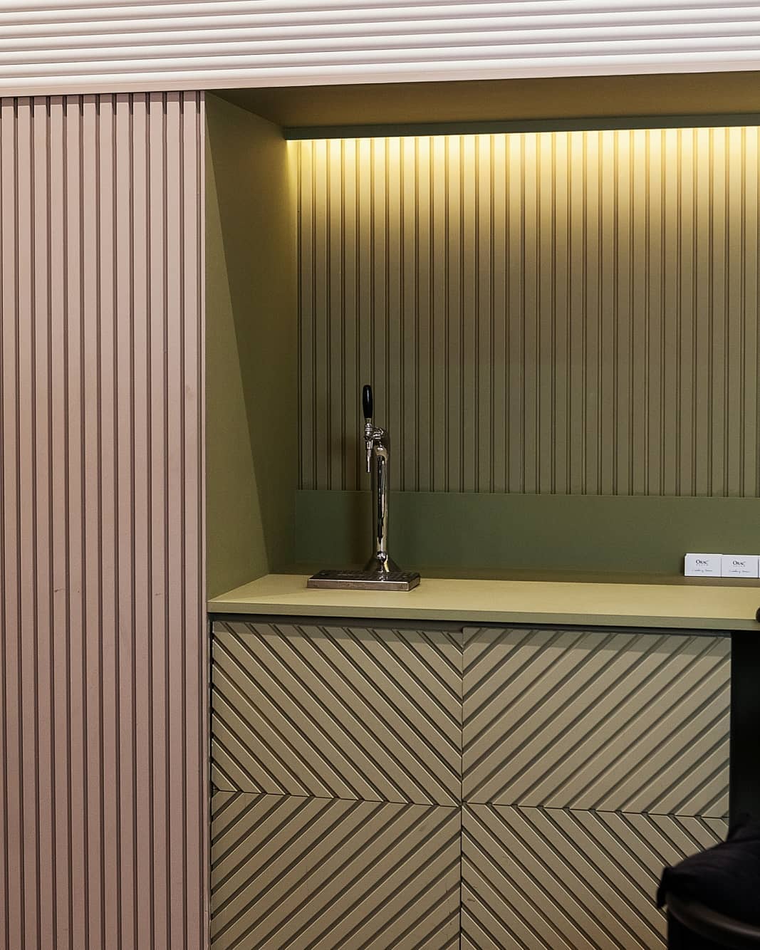 Стеновая панель под покраску Orac Decor Bar W111 2000×250×20 фото в интерьере