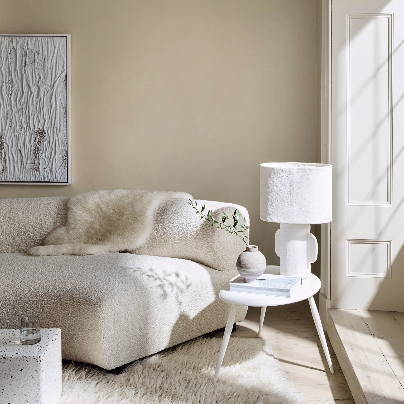 Краска Little Greene цвет Silent White 329 Intelligent Satin 2,5 л фото в интерьере