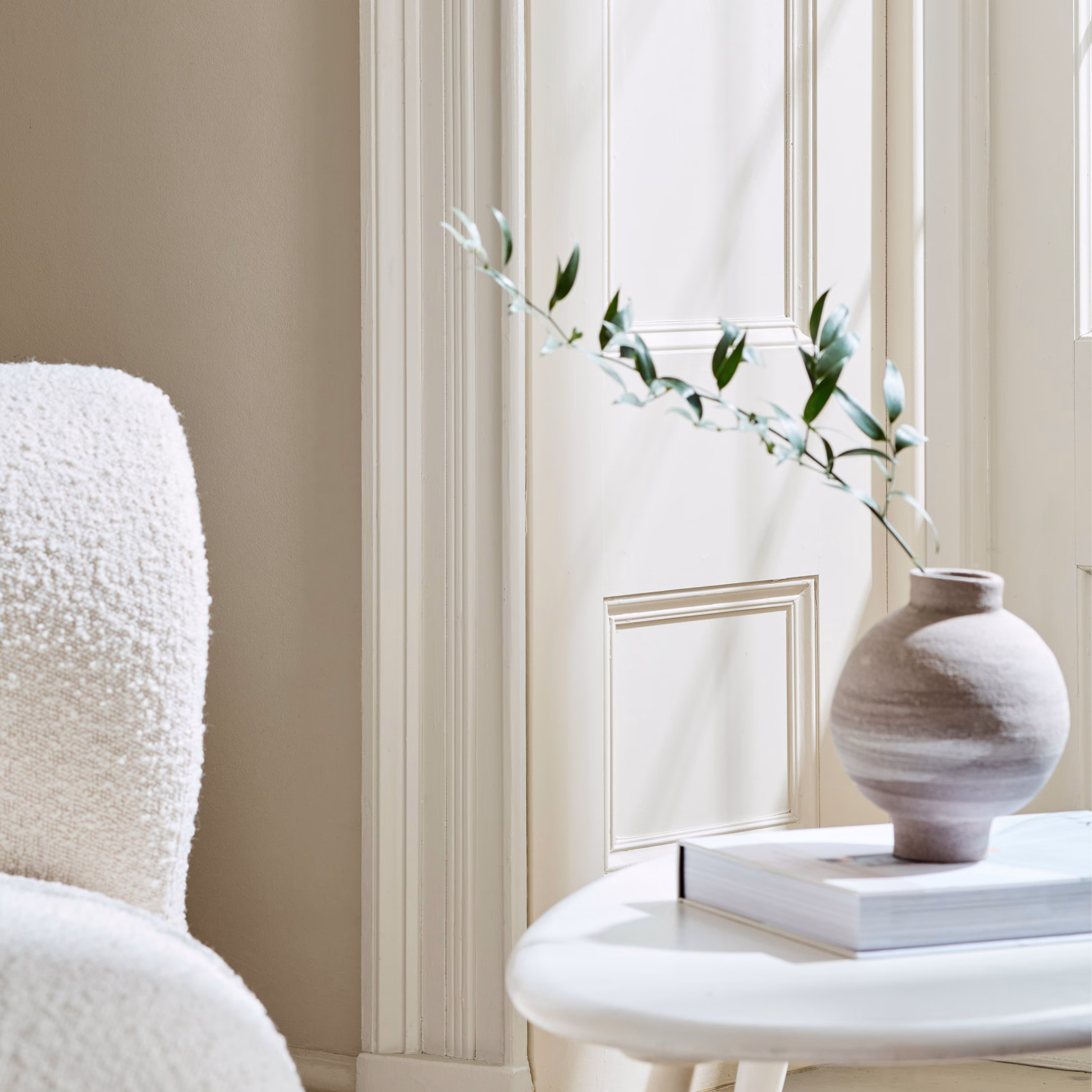 Краска Little Greene цвет Silent White 329 Intelligent Satin 2,5 л фото в интерьере