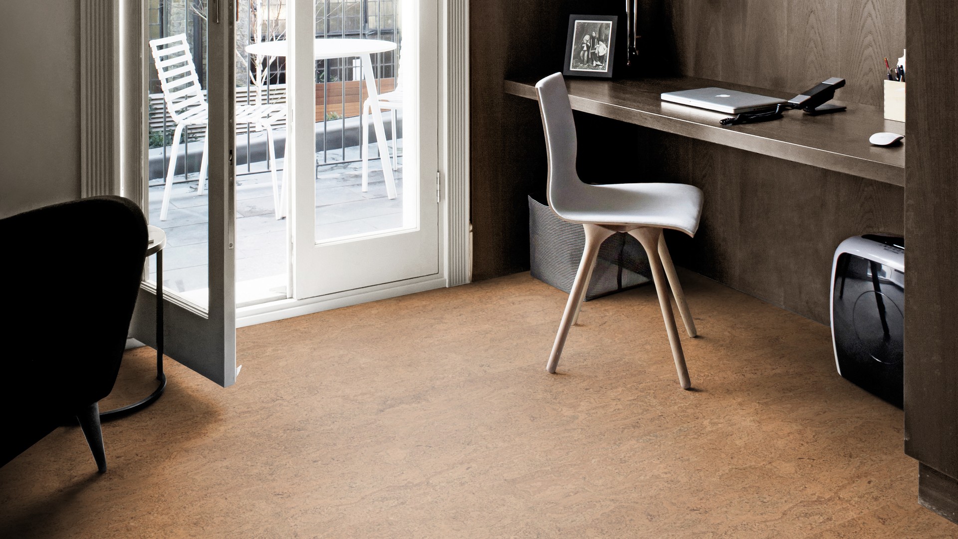 Пробковый пол клеевой Wicanders Cork Pure Originals Symphony AJAJ004 600×300×6 фото в интерьере Пробковый пол клеевой Wicanders Cork Pure Originals Symphony AJAJ004 600×300×6 фото в интерьере