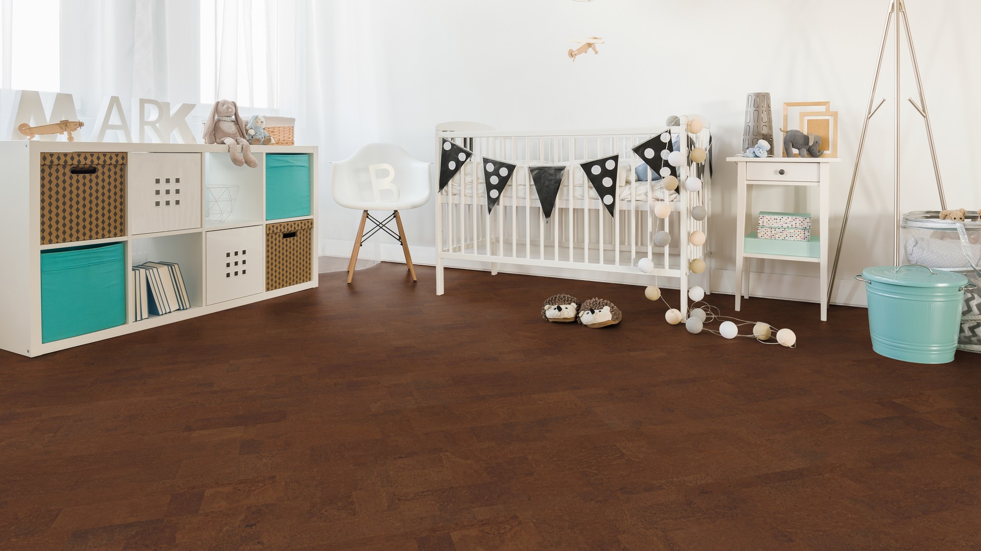 Пробковый пол клеевой Wicanders Cork Pure Identity Chestnut AJ3G002 600×300×6 фото в интерьере