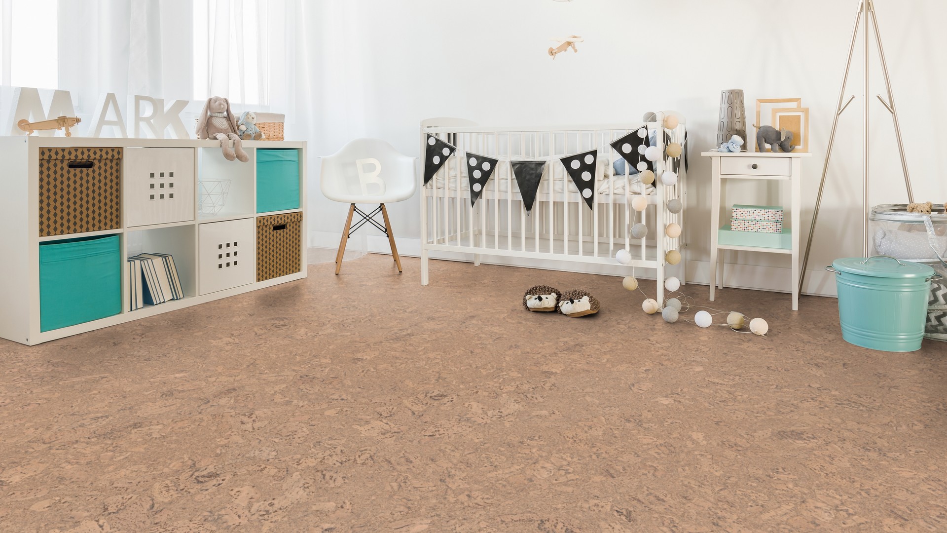 Пробковый пол клеевой Wicanders Cork Pure Personality Champagne AJ3K002 600×300×6 фото в интерьере Пробковый пол клеевой Wicanders Cork Pure Personality Champagne AJ3K002 600×300×6 фото в интерьере