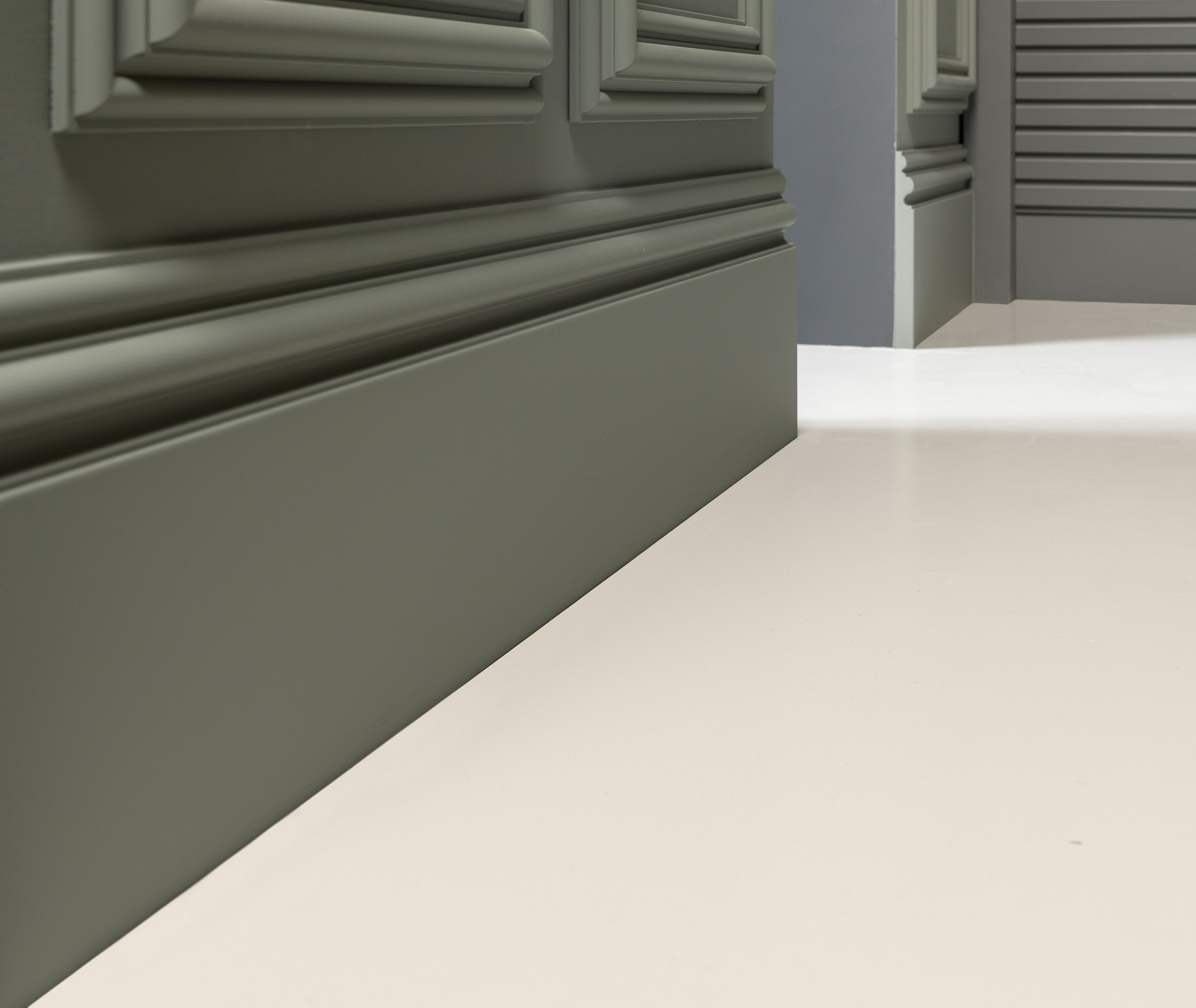 Плинтус под покраску Orac Decor New Classic SX193 2000×250×22мм фото в интерьере