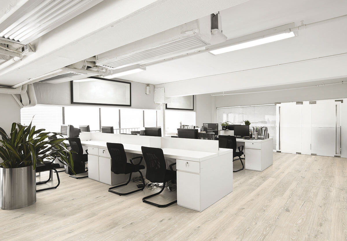 Пробковый пол замковый Wicanders Wood Essence Washed Arcaine Oak D8G1001 1830×185×11,5 фото в интерьере