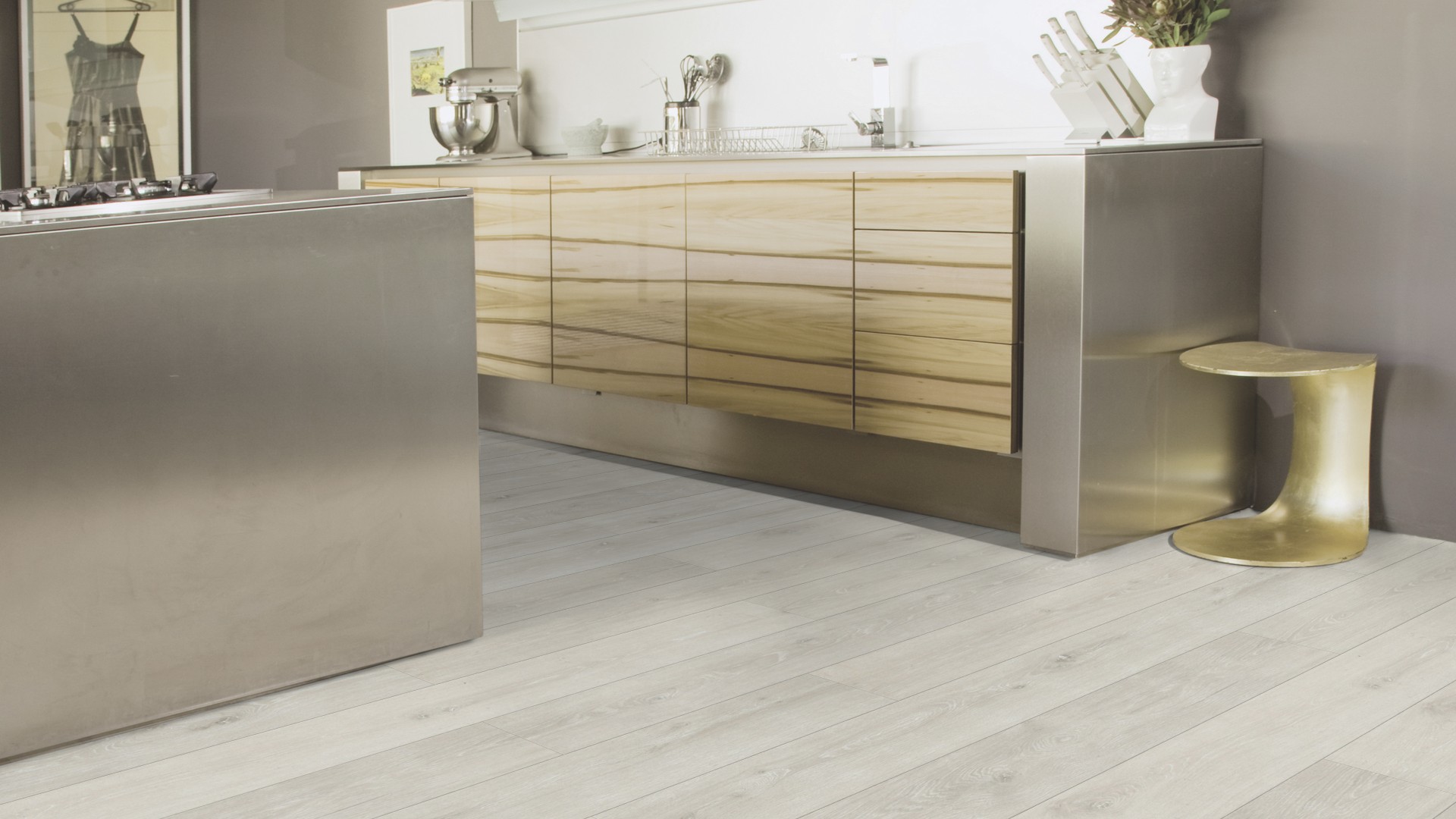 Пробковый пол замковый Wicanders Wood Essence Washed Haze Oak D8G2001 1830×185×11,5 фото в интерьере