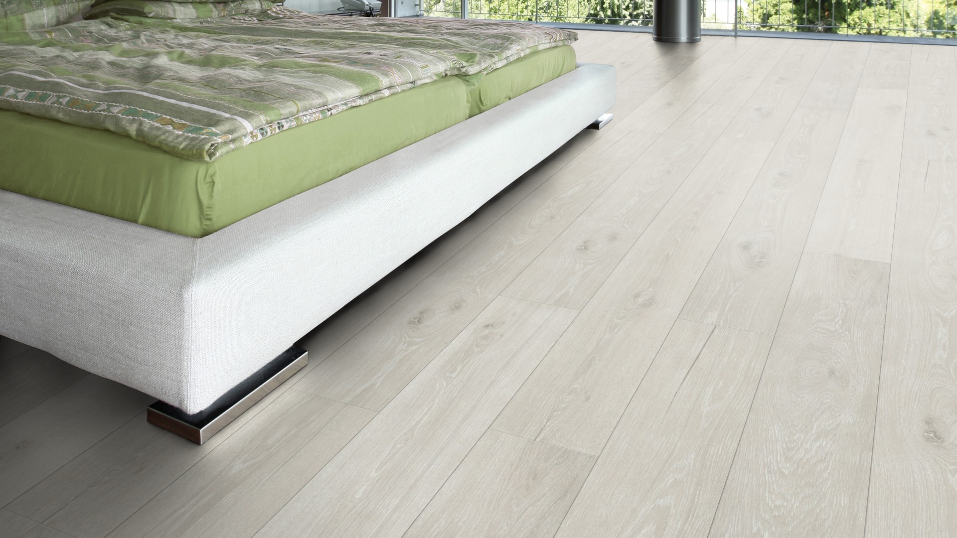 Пробковый пол замковый Wicanders Wood Essence Washed Haze Oak D8G2001 1830×185×11,5 фото в интерьере