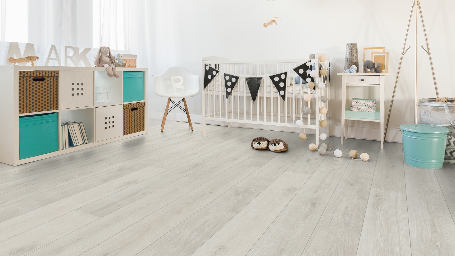 Пробковый пол замковый Wicanders Wood Essence Washed Haze Oak D8G2001 1830×185×11,5 фото в интерьере