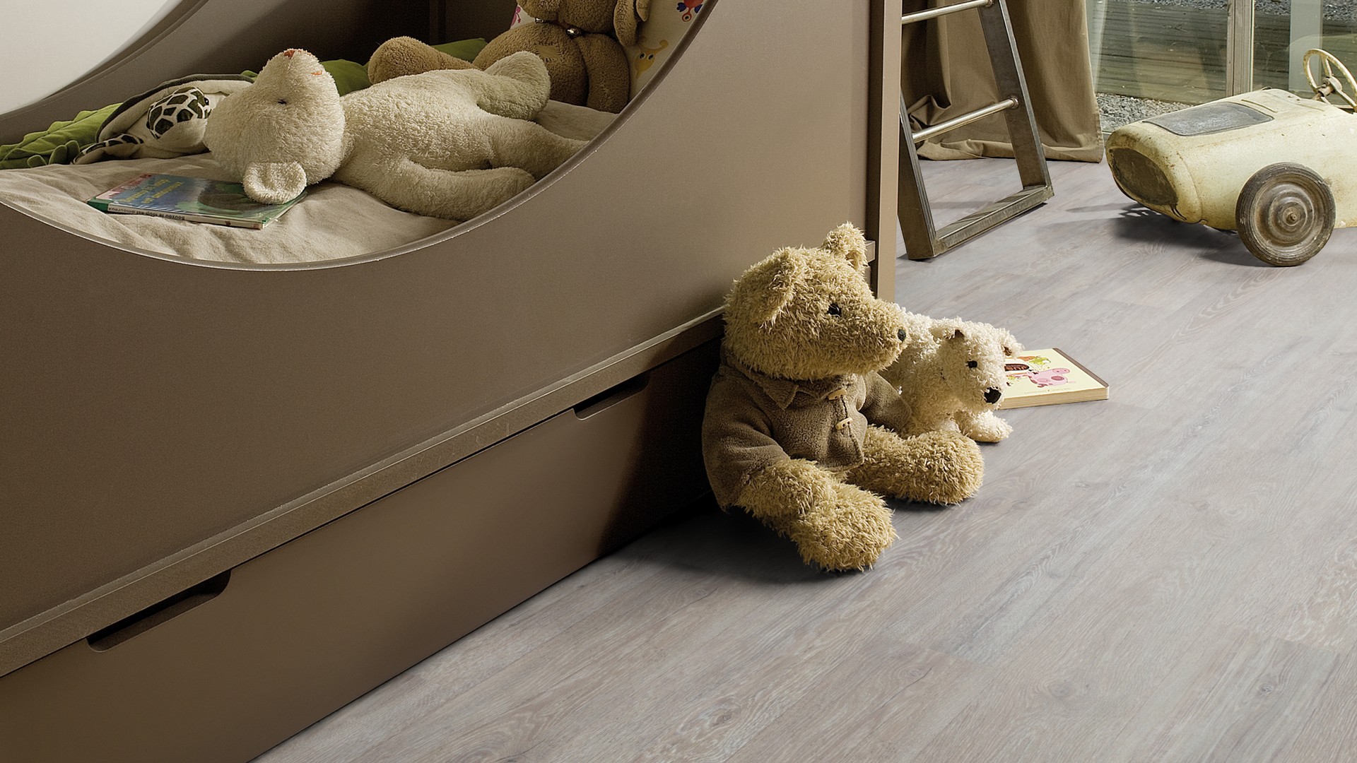 Пробковый пол замковый Wicanders Wood Essence Platinum Chalk Oak D886003 1830×185×11,5 фото в интерьере Пробковый пол замковый Wicanders Wood Essence Platinum Chalk Oak D886003 1830×185×11,5 фото в интерьере