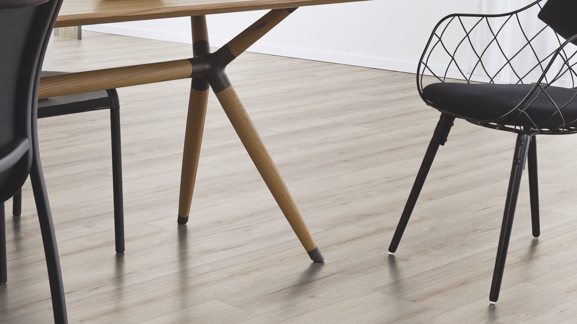 Ламинат Kaindl Natural Touch Широкая доска Дуб Claymono К4426 RI 1383×244×8 фото в интерьере Ламинат Kaindl Natural Touch Широкая доска Дуб Claymono К4426 RI 1383×244×8 фото в интерьере