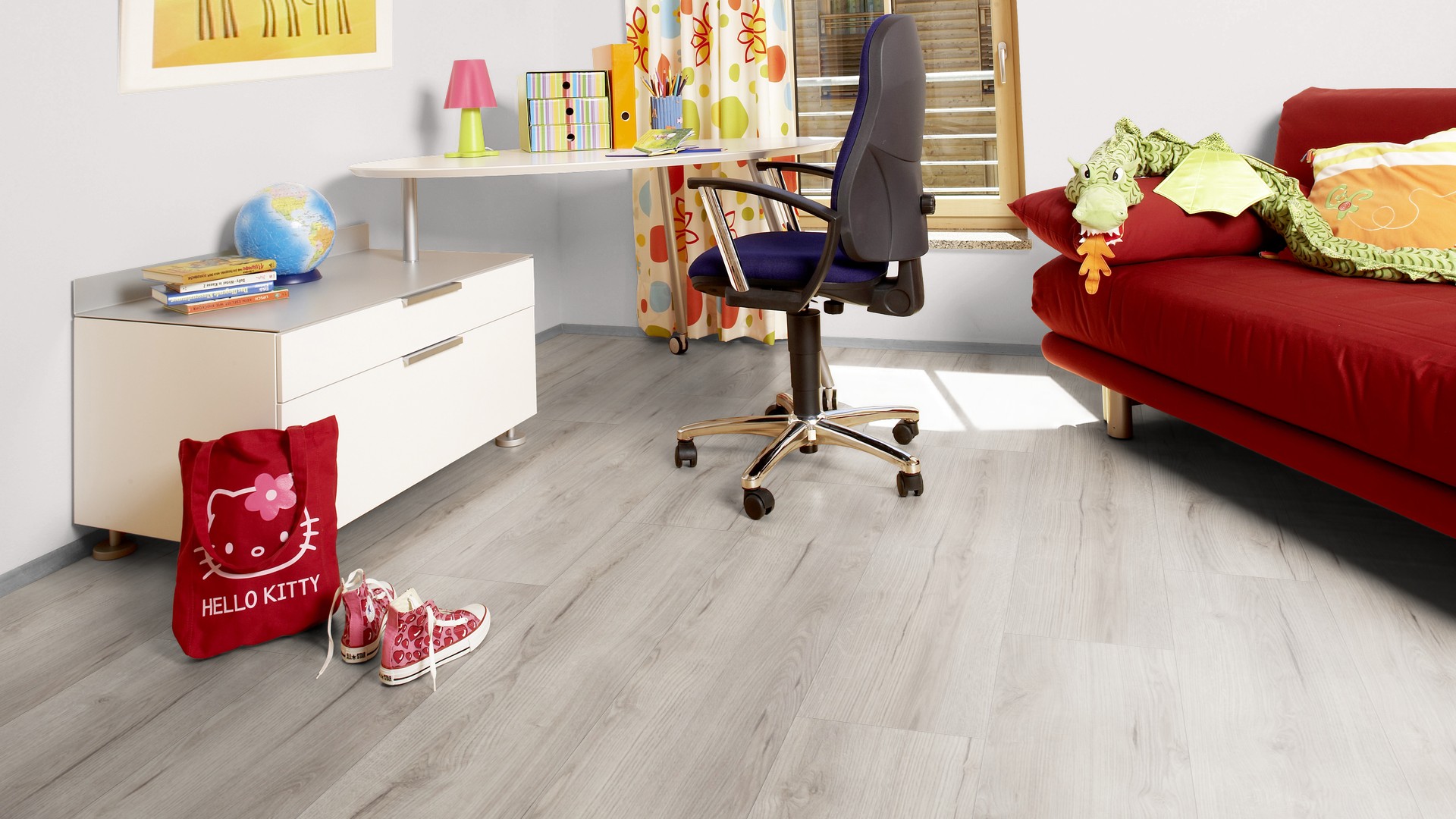 Ламинат Kaindl Natural Touch Широкая доска Дуб Claymono К4426 RI 1383×244×8 фото в интерьере Ламинат Kaindl Natural Touch Широкая доска Дуб Claymono К4426 RI 1383×244×8 фото в интерьере