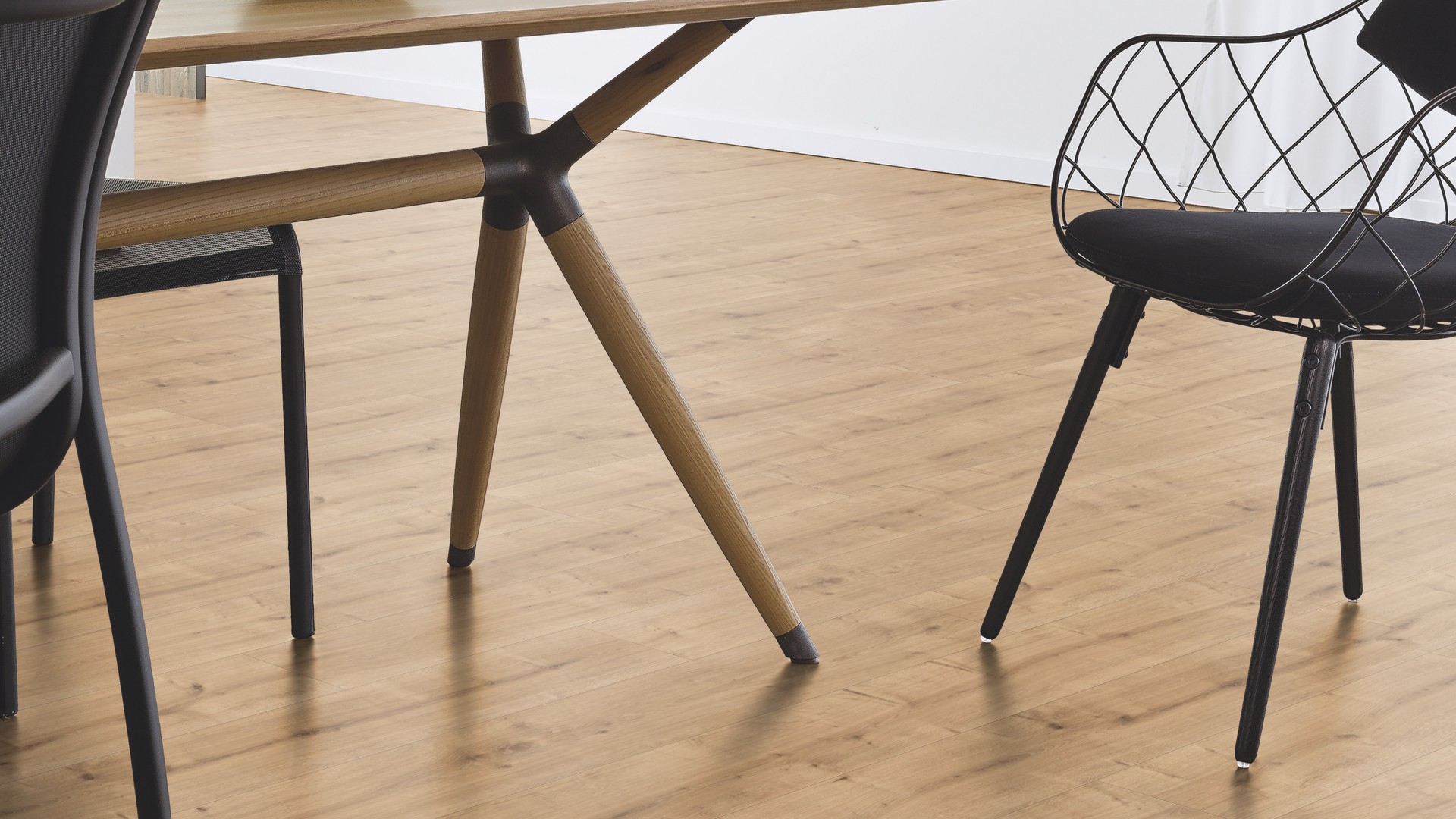 Ламинат Kaindl Classic Touch Стандартная доска Дуб Chalet 35252 EG 1383×193×8 фото в интерьере