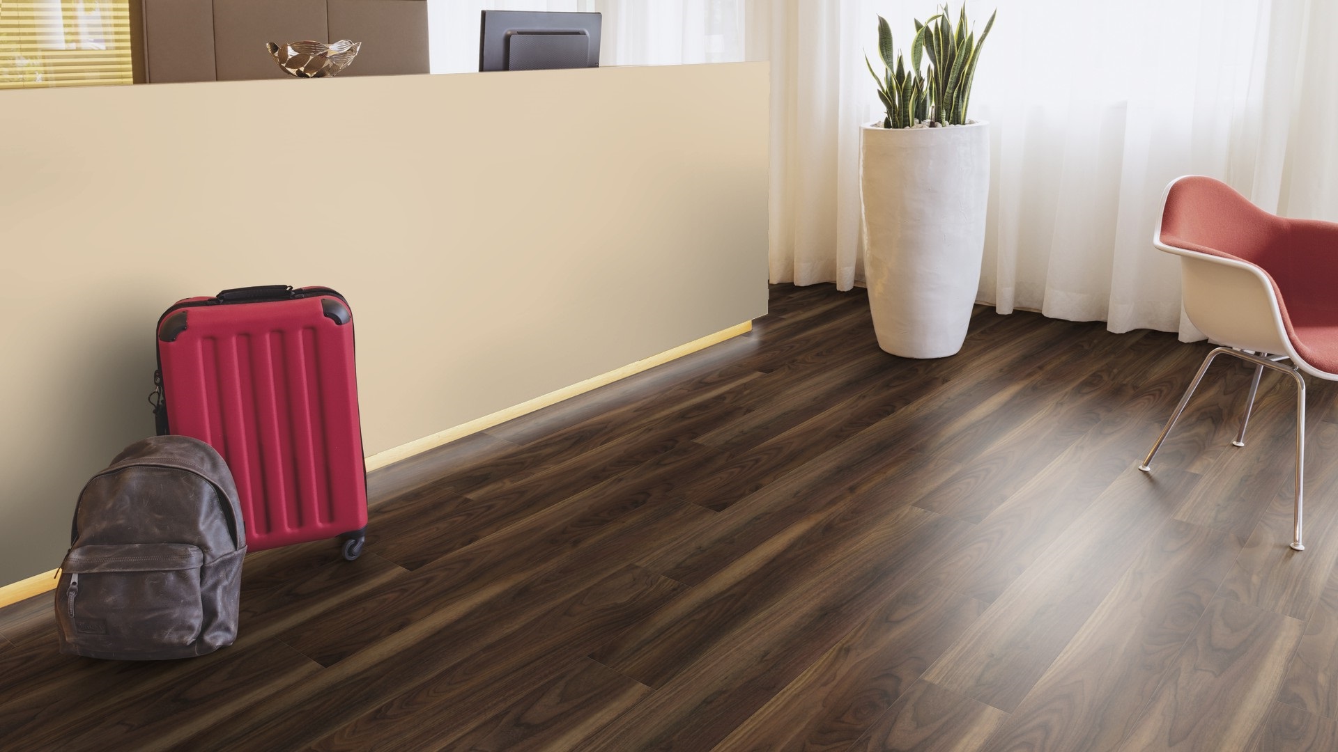 Ламинат Kaindl Classic Touch Стандартная доска Орех Newport 37658 EG 1383×193×8 фото в интерьере Ламинат Kaindl Classic Touch Стандартная доска Орех Newport 37658 EG 1383×193×8 фото в интерьере