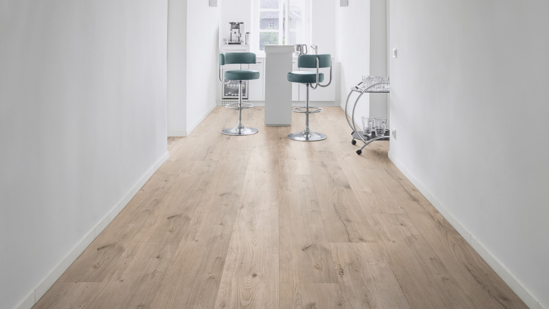 Ламинат Kaindl Classic Touch Широкая доска Дуб Chillwond K2144 EG 1383×244×8 фото в интерьере Ламинат Kaindl Classic Touch Широкая доска Дуб Chillwond K2144 EG 1383×244×8 фото в интерьере