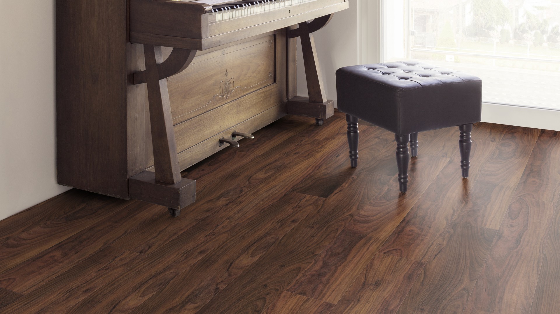 Ламинат Kaindl Classic Touch Премиум доска Орех Salvao К2196 EG фото в интерьере Ламинат Kaindl Classic Touch Премиум доска Орех Salvao К2196 EG фото в интерьере