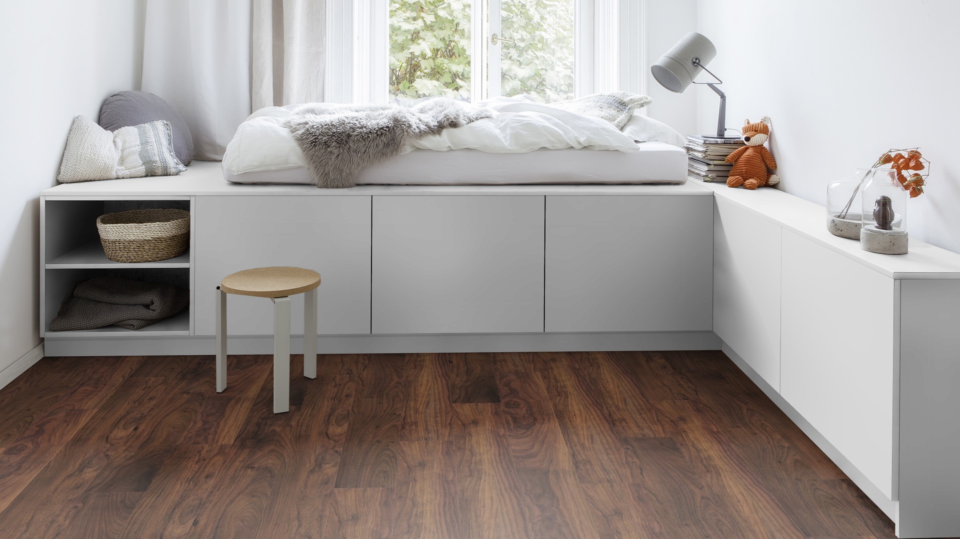 Ламинат Kaindl Classic Touch Премиум доска Орех Salvao К2196 EG фото в интерьере Ламинат Kaindl Classic Touch Премиум доска Орех Salvao К2196 EG фото в интерьере