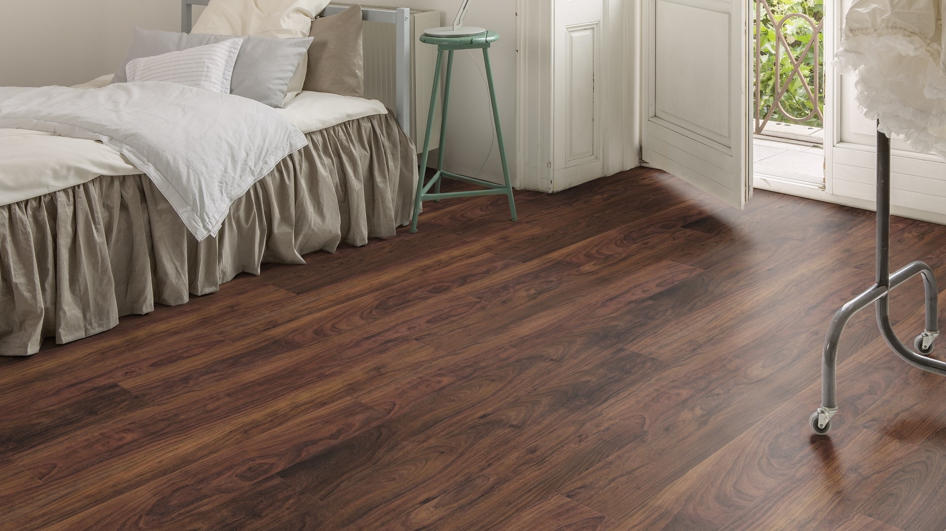 Ламинат Kaindl Classic Touch Премиум доска Орех Salvao К2196 EG фото в интерьере Ламинат Kaindl Classic Touch Премиум доска Орех Salvao К2196 EG фото в интерьере