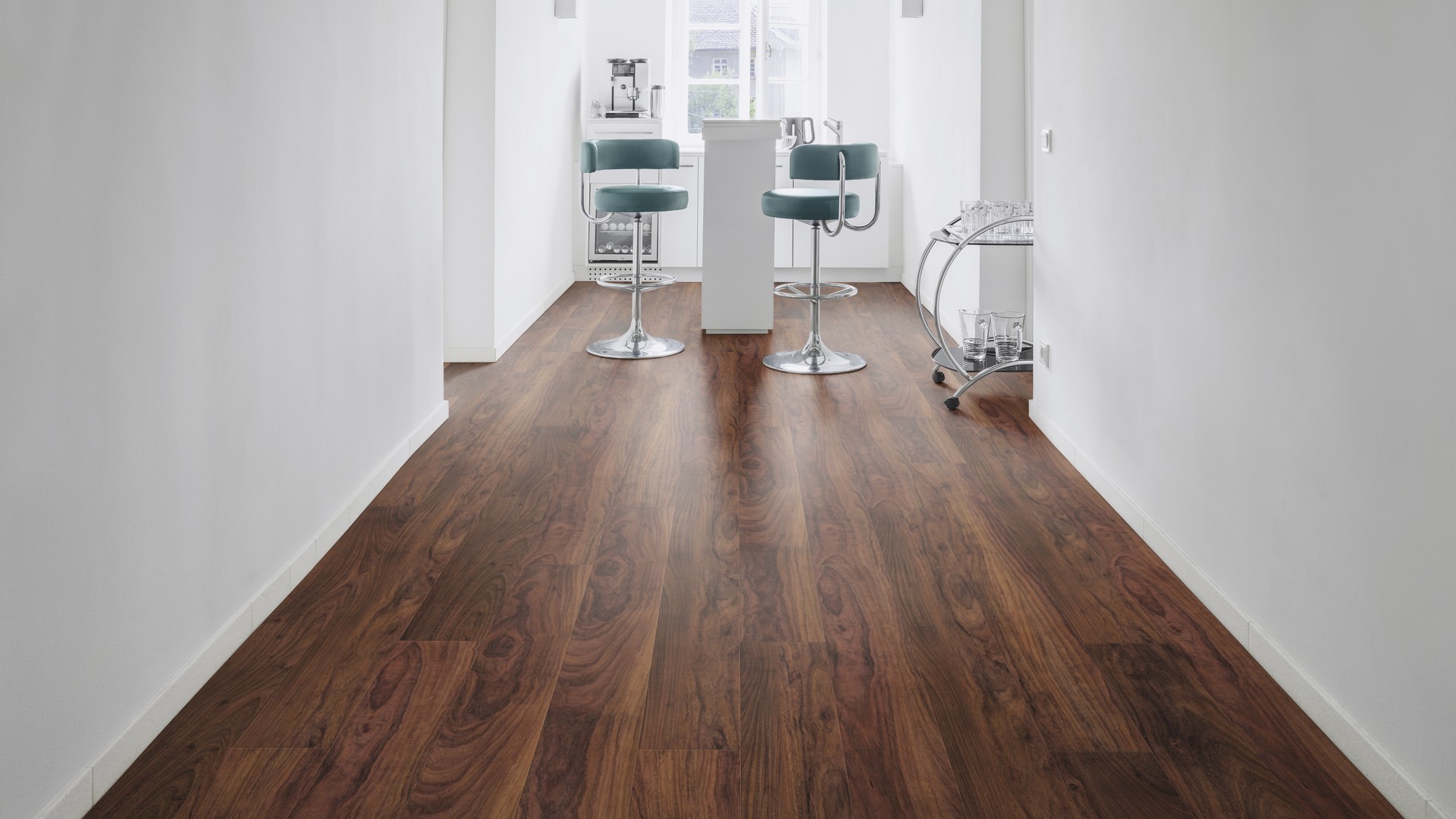 Ламинат Kaindl Classic Touch Премиум доска Орех Salvao К2196 EG фото в интерьере Ламинат Kaindl Classic Touch Премиум доска Орех Salvao К2196 EG фото в интерьере