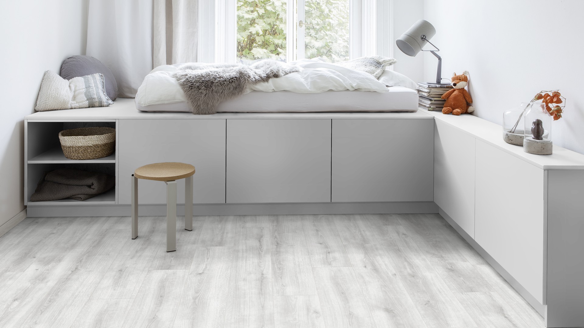 Ламинат Kaindl Aqua Pro Select Natural Touch 12.0 Стандартная доска Дуб Бетон К4422 RI 1383×193×12 фото в интерьере Ламинат Kaindl Aqua Pro Select Natural Touch 12.0 Стандартная доска Дуб Бетон К4422 RI 1383×193×12 фото в интерьере