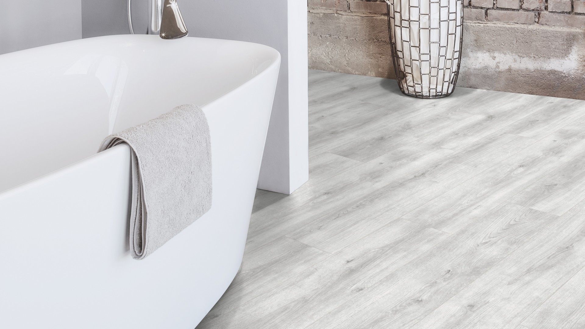 Ламинат Kaindl Aqua Pro Select Natural Touch 12.0 Стандартная доска Дуб Бетон К4422 RI 1383×193×12 фото в интерьере Ламинат Kaindl Aqua Pro Select Natural Touch 12.0 Стандартная доска Дуб Бетон К4422 RI 1383×193×12 фото в интерьере